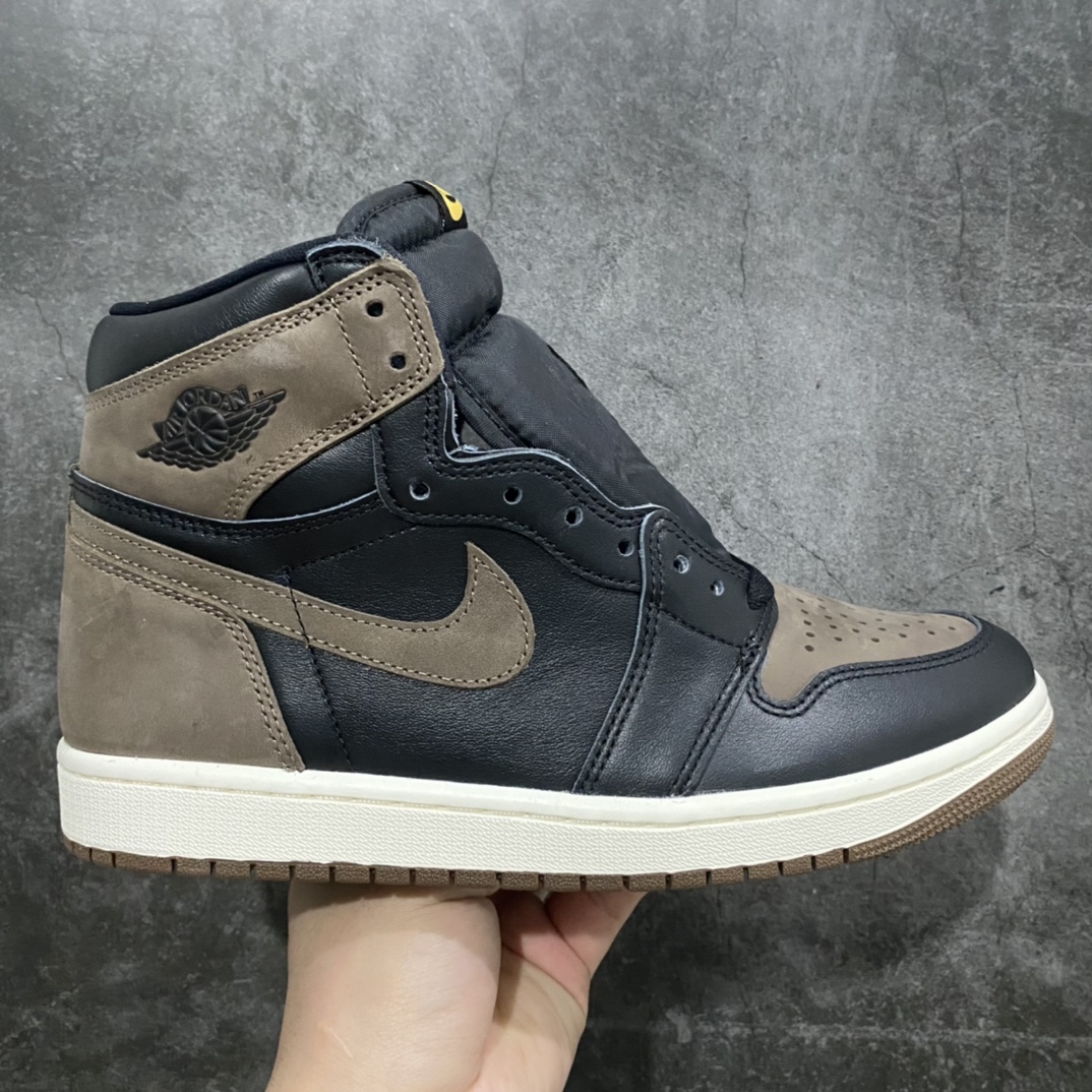 【莞顶LJR版】Air Jordan 1 AJ1 Retro \” Palomino \”棕黑摩卡脚趾 DZ5485-020n市场公认天花板品质 行业巅峰n全鞋电脑针车 精确间距匹配标配原厂皮料飞翼3D高频深度立体 全方位比对原鞋n皮料全程玻璃冲刀 冲裁 清洁度完美工艺方面漏斗收腰 底线拉帮 LOGO立体小到针眼排布 载片对称 冲孔效果 鞋标规范 鞋垫背胶等等全部同步原鞋规格 随意对比‼️ 尺码：40.5 41.5 42 42.5 43 44 45 46 47.5-莆田鞋批发中心