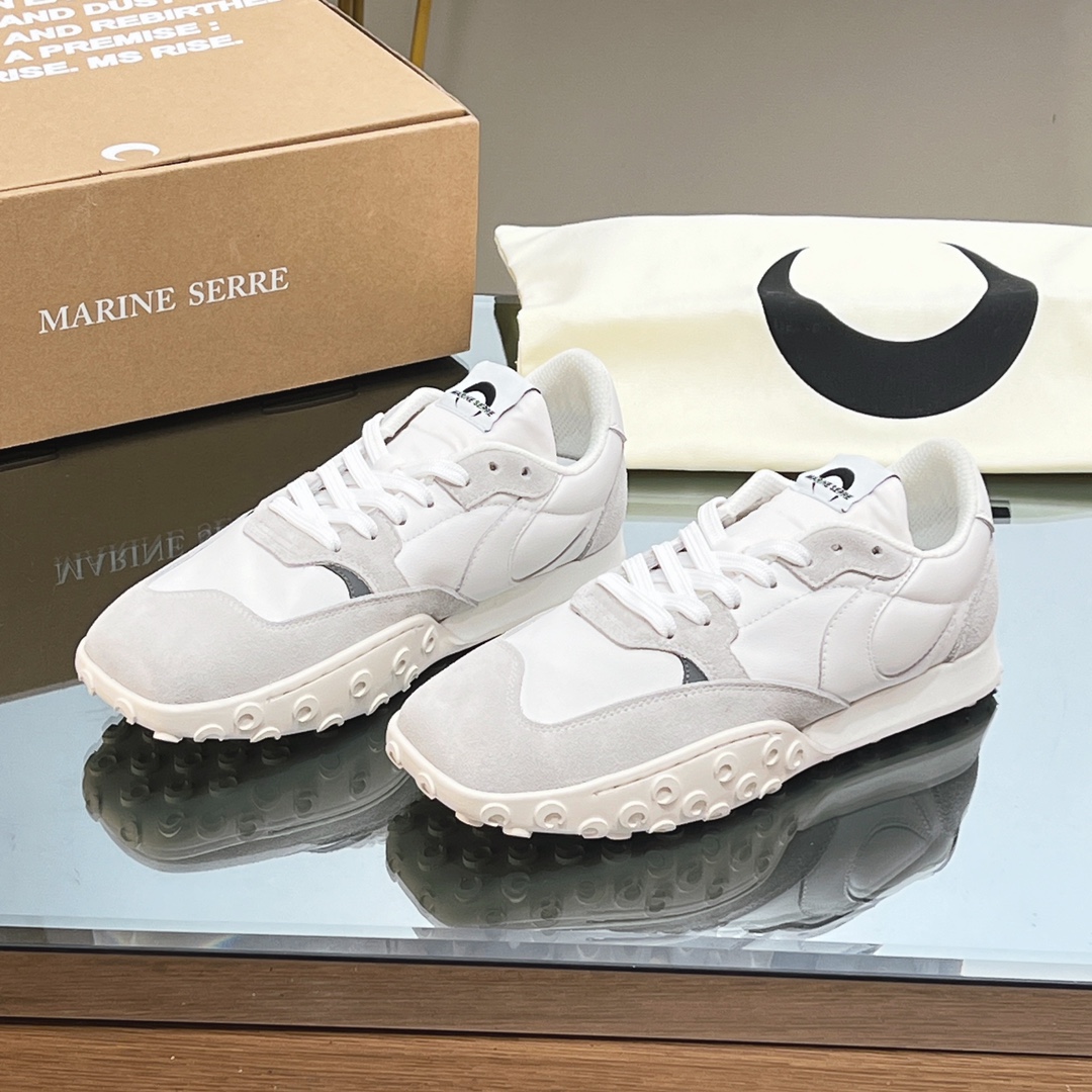 NO:232632,[Correct and higher version] Moon leader Forrest Gump sports shoes running shoes Moon white shoes are exclusively released, and the brand also launched the first sports shoes, which are retro, fashionable and comfortable!  The elements of the moon are so fashionable. The square head design shows thin legs in daily life. The design feels super strong, and it integrates multiple design styles. The side bold contrasting colors are the brand's moon logo pattern. At the same time, the tongue and rear tail and outsole are printed with unique brand logo marks and decorations!  Upper Original custom reverse velvet cowhide inner Customized breathable woven outsole 1:1 open mold outsole Heel height 2.5cm size 35~40, casual shoes/sports shoes, sneakers, cowhide19860909【正确高版本】  月亮教主阿甘运动鞋跑步鞋月亮小白鞋 独家首发 ,品牌也首次推出的运动鞋 ,复古时髦舒服融为一体！月亮的元素好时髦 日常好穿搭方头设计显腿细 设计感超强 ,集成多项设计风格.侧面大胆撞色该品牌月亮标志图案.同时鞋舌和后尾.大底都印有独特品牌标识印记装饰！ 鞋面 原版定制反绒牛皮 内里 定制透气织布 大底 1:1开模大底 跟高 2.5cm size 35~40,休闲鞋/运动鞋,sneakers,cowhide,Women's Shoes