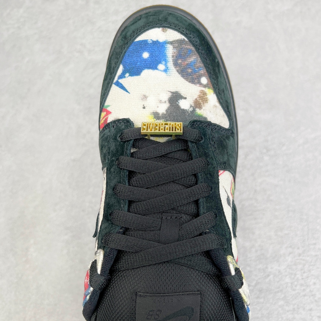 图片[4]-零售💰180 ＃G版福利特价‼Supreme x NK SB Dunk Low 联名黑涂鸦 FD8778-001 口碑大厂出品 品控大底版型不断改良更新 全套原纸板楦头开发 确保原汁原味 完美呈现DUNK版型 一比一鞋头弧度高度鞋身弧度 此版本只针对中端市场 皮料材质有所更替 其他数据细节工艺流程均保持一致 绝不口嗨 细节品控鞋型随意对比 独家私模官方第六代原厂航空铝磨具打磨大底 鞋头坡度极致还原 无解鞋型 原盒原配 圈内天花板工艺 原厂玻璃冲刀 超高清洁度 全鞋零毛边皮料切割 原厂中底布点胶 中底布拉帮走线遵循公司 SIZE：35.5 36 36.5 37.5 38 38.5 39 40 40.5 41 42 42.5 43 44 44.5 45 46 47.5 编码：by1936080-运动鞋