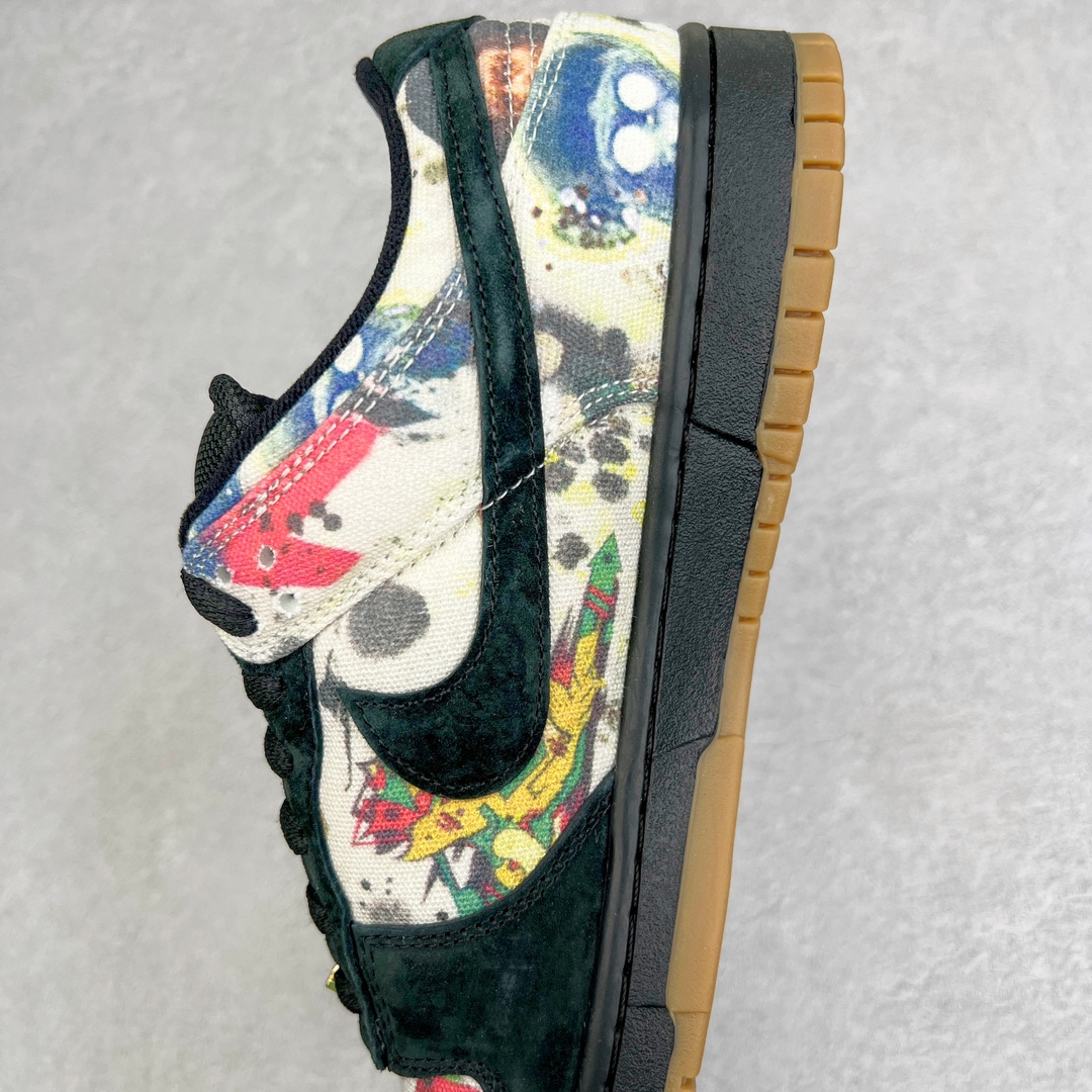 图片[7]-零售💰180 ＃G版福利特价‼Supreme x NK SB Dunk Low 联名黑涂鸦 FD8778-001 口碑大厂出品 品控大底版型不断改良更新 全套原纸板楦头开发 确保原汁原味 完美呈现DUNK版型 一比一鞋头弧度高度鞋身弧度 此版本只针对中端市场 皮料材质有所更替 其他数据细节工艺流程均保持一致 绝不口嗨 细节品控鞋型随意对比 独家私模官方第六代原厂航空铝磨具打磨大底 鞋头坡度极致还原 无解鞋型 原盒原配 圈内天花板工艺 原厂玻璃冲刀 超高清洁度 全鞋零毛边皮料切割 原厂中底布点胶 中底布拉帮走线遵循公司 SIZE：35.5 36 36.5 37.5 38 38.5 39 40 40.5 41 42 42.5 43 44 44.5 45 46 47.5 编码：by1936080-运动鞋