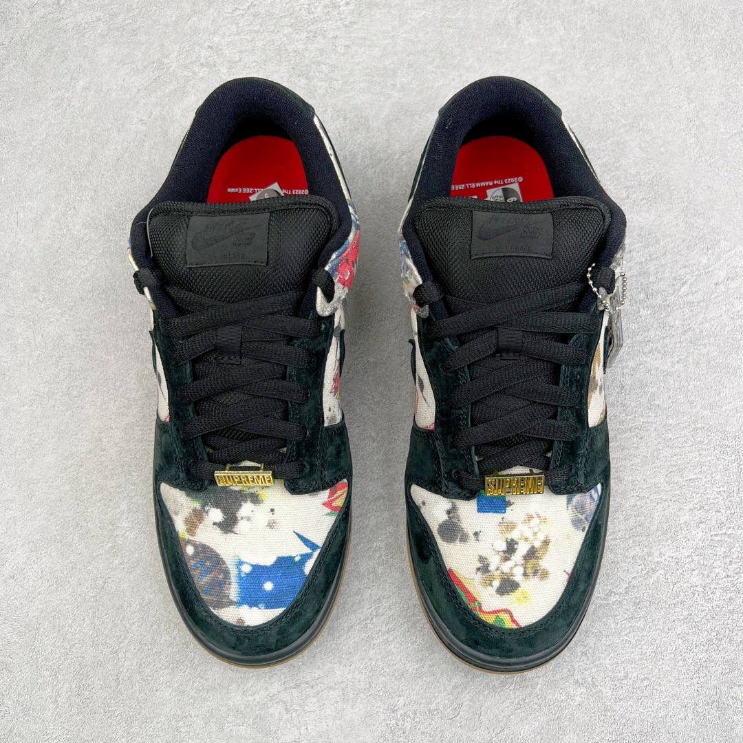 图片[2]-零售💰180 ＃G版福利特价‼Supreme x NK SB Dunk Low 联名黑涂鸦 FD8778-001 口碑大厂出品 品控大底版型不断改良更新 全套原纸板楦头开发 确保原汁原味 完美呈现DUNK版型 一比一鞋头弧度高度鞋身弧度 此版本只针对中端市场 皮料材质有所更替 其他数据细节工艺流程均保持一致 绝不口嗨 细节品控鞋型随意对比 独家私模官方第六代原厂航空铝磨具打磨大底 鞋头坡度极致还原 无解鞋型 原盒原配 圈内天花板工艺 原厂玻璃冲刀 超高清洁度 全鞋零毛边皮料切割 原厂中底布点胶 中底布拉帮走线遵循公司 SIZE：35.5 36 36.5 37.5 38 38.5 39 40 40.5 41 42 42.5 43 44 44.5 45 46 47.5 编码：by1936080-运动鞋