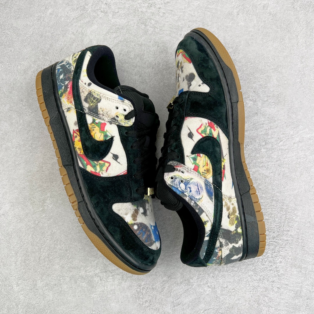 图片[3]-零售💰180 ＃G版福利特价‼Supreme x NK SB Dunk Low 联名黑涂鸦 FD8778-001 口碑大厂出品 品控大底版型不断改良更新 全套原纸板楦头开发 确保原汁原味 完美呈现DUNK版型 一比一鞋头弧度高度鞋身弧度 此版本只针对中端市场 皮料材质有所更替 其他数据细节工艺流程均保持一致 绝不口嗨 细节品控鞋型随意对比 独家私模官方第六代原厂航空铝磨具打磨大底 鞋头坡度极致还原 无解鞋型 原盒原配 圈内天花板工艺 原厂玻璃冲刀 超高清洁度 全鞋零毛边皮料切割 原厂中底布点胶 中底布拉帮走线遵循公司 SIZE：35.5 36 36.5 37.5 38 38.5 39 40 40.5 41 42 42.5 43 44 44.5 45 46 47.5 编码：by1936080-运动鞋