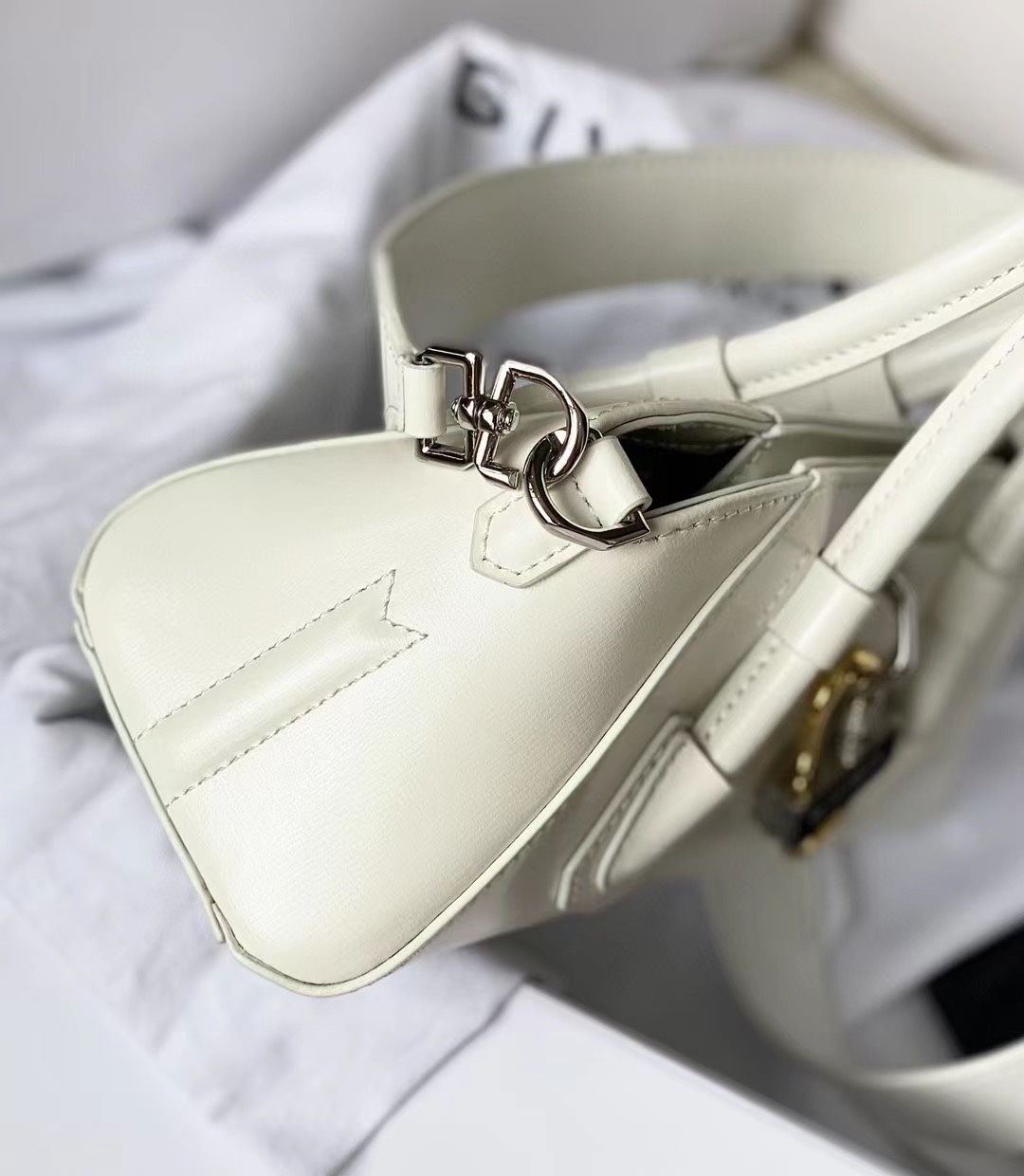“1840 Queen of France Zhi GIVENC*Y Mini-Antigona Stratch Handbag Review” - 图片 3