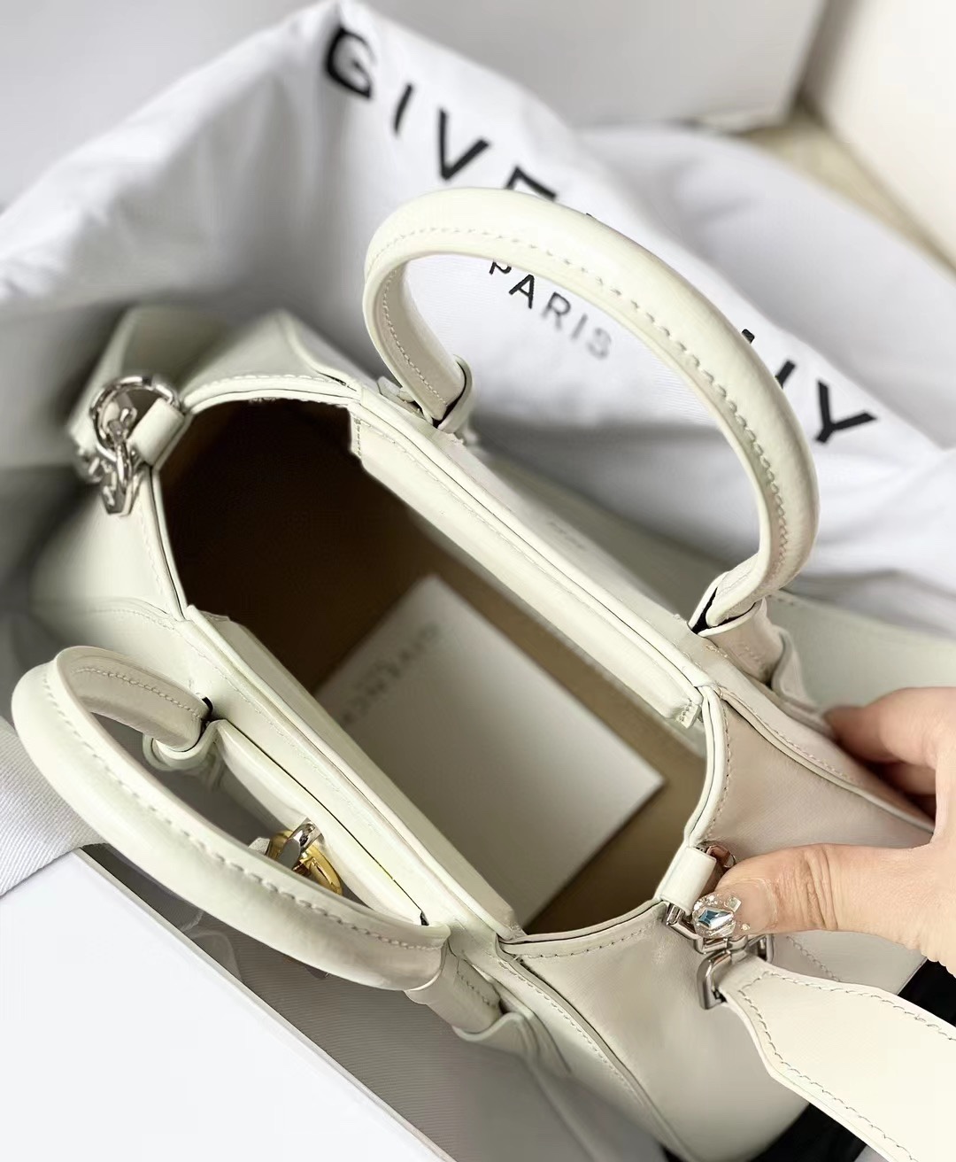 “1840 Queen of France Zhi GIVENC*Y Mini-Antigona Stratch Handbag Review” - 图片 7