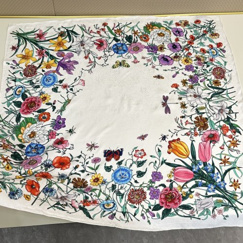 وشاح Gucci Flora الكلاسيكي من الحرير التويل 90×90 سم بنقشة زهور 1 وشاح Gucci Flora الكلاسيكي من الحرير التويل 90×90 سم بنقشة زهور