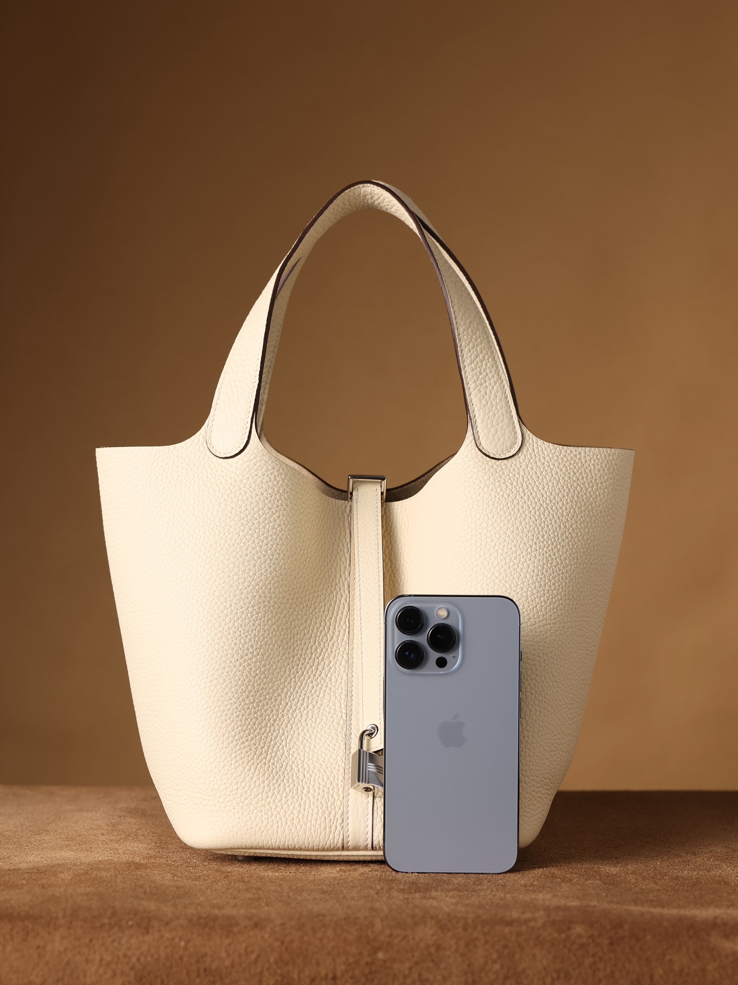 Exclusive channel goods, 98% authentic, cream white 22cm with silver buckle. Exclusively sourced, handmade with meticulous craftsmanship and artisan spirit. Dimensions: 22 x 21 x 17cm. Channel goods code: 9933088450, handmade code: 9922088280, semi-handmade code: 9910088150, motorcycle code: 99598879. image 1
