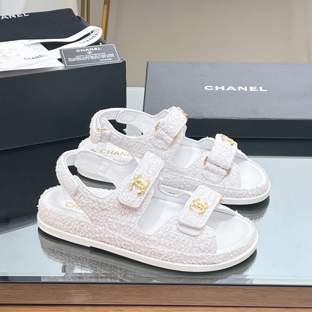 NO:386588,[High version] 25ss Xiaoxiang CHANEL CHANEL counter mainly promotes Velcro beach sandals new color series, which is very beautiful!  Many celebrities are popular with each other, a versatile series that domestic and foreign bloggers have been popular. It is a must-have sandal for spring and summer wardrobe matching. The first choice for sandals. Velcro sandals that must be purchased this year are the simplest and most expensive versatile versatile artifact!  Super attractive!  The latest materials and design elements will be launched every quarter~ Velcro is easy to put on and take off at will, and the fabric is customized with original material upper, the texture is really good, and the foot binding feel is comfortable on the feet. The exquisite and fragrant logo hardware buckle is available in the mold!  Classic is not easy to get out of style!  Imported lambskin inside, thickened Italian leather sole!  size:35-39 (40, 41, 42 custom made without return) Give the latest counter and the latest exquisite packaging, sandals, chanel, chanel, sandals, sheepskin, Leather soles19860909【高版本】 25ss 小香 CHANEL香奈儿专柜主推魔术贴沙滩凉鞋新色系列上新 美爆了！众多明星网红上脚,国内外博主刷爆的一个百搭系列,春夏衣橱搭配必备 凉鞋首选. 今年必须入手的魔术贴凉鞋,这款是最简单而且最贵的万能百搭神器！超级耐看哟！ 每一季度都会推出最新材质和设计元素～魔术贴轻松随意穿脱 面料订制原版材质鞋面,质感真的很好,上脚有舒适的裹脚感. 开模精致小香的logo五金扣！经典又不容易过时！ 内里进口小羊皮 加厚意大利真皮大底！ size:35-39（40,41,42订做不退换） 送最新专柜最新精美包装,凉鞋,chanel,chanel,sandals,sheepskin,Leather soles,Women's Shoes