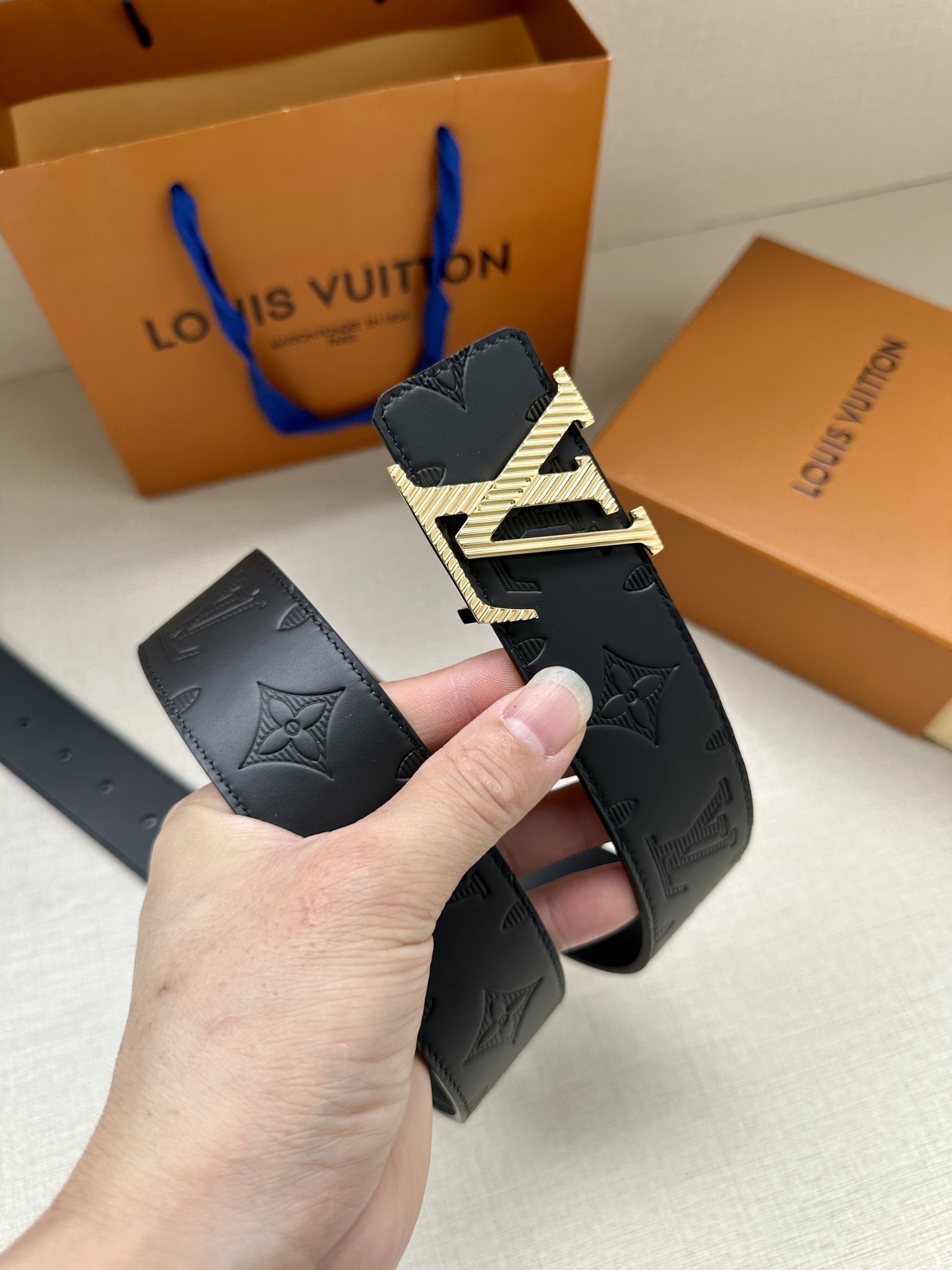 毫米可逆带可以在两种方式表带的一侧采