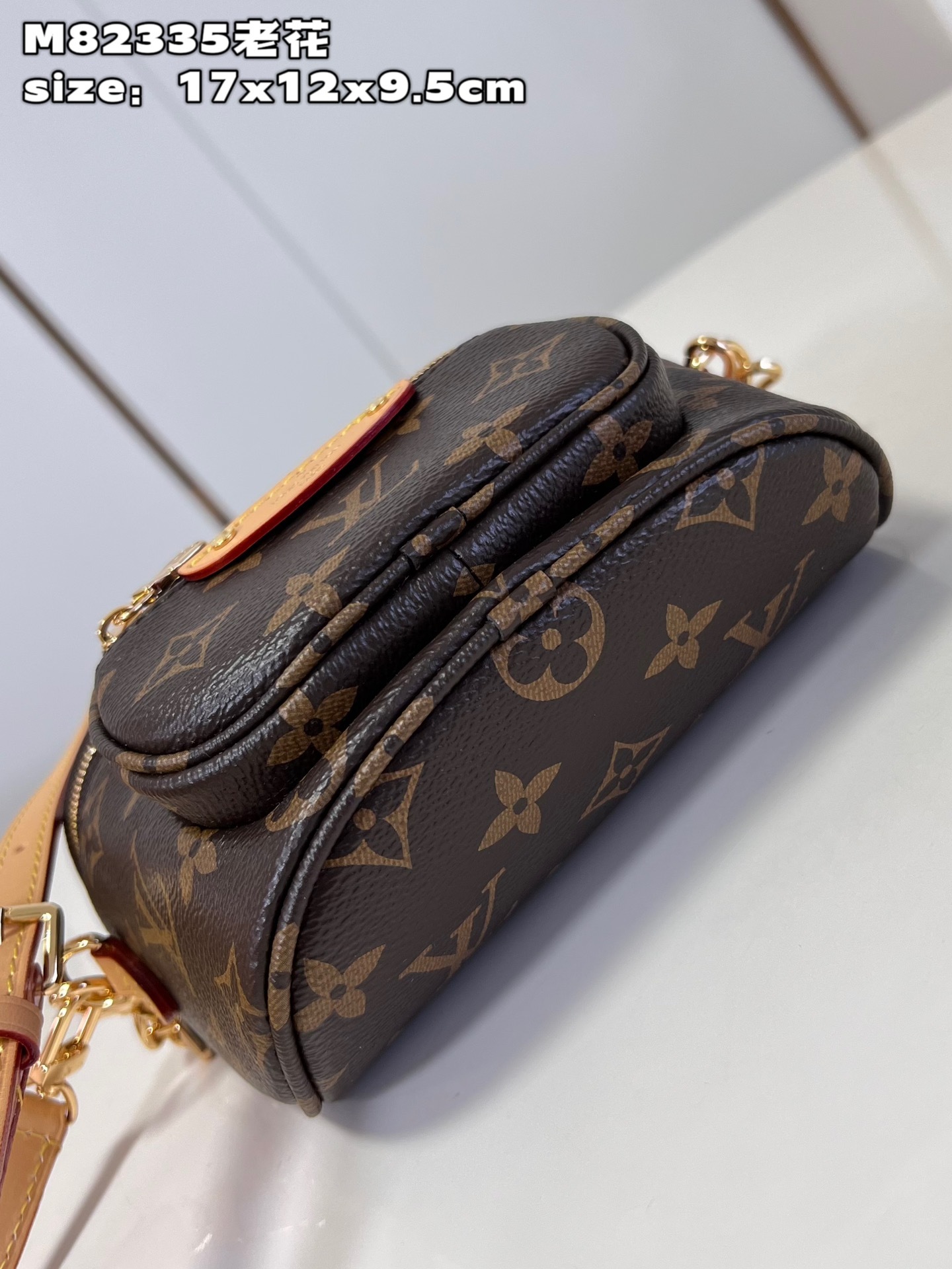 顶级原单M82335老花本款MiniBumbag手袋取材Monogram帆布展现路易威登对潮流腰包设计的