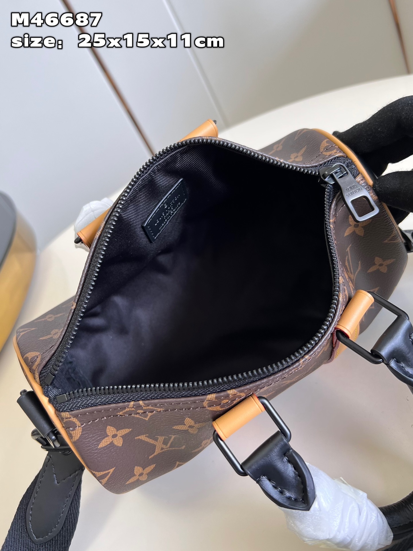 顶级原单M46687本款Keepall25手袋取材MonogramEclipseReverse帆布展现路