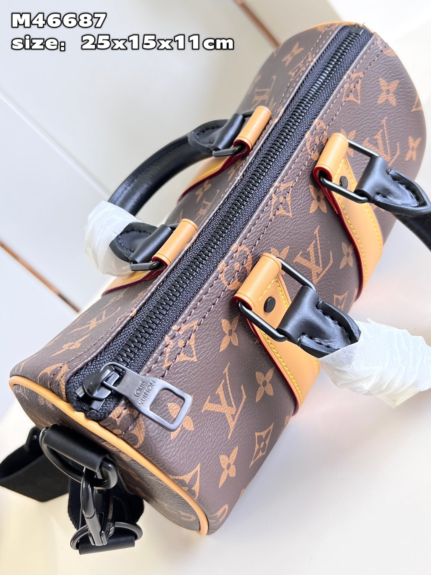 顶级原单M46687本款Keepall25手袋取材MonogramEclipseReverse帆布展现路