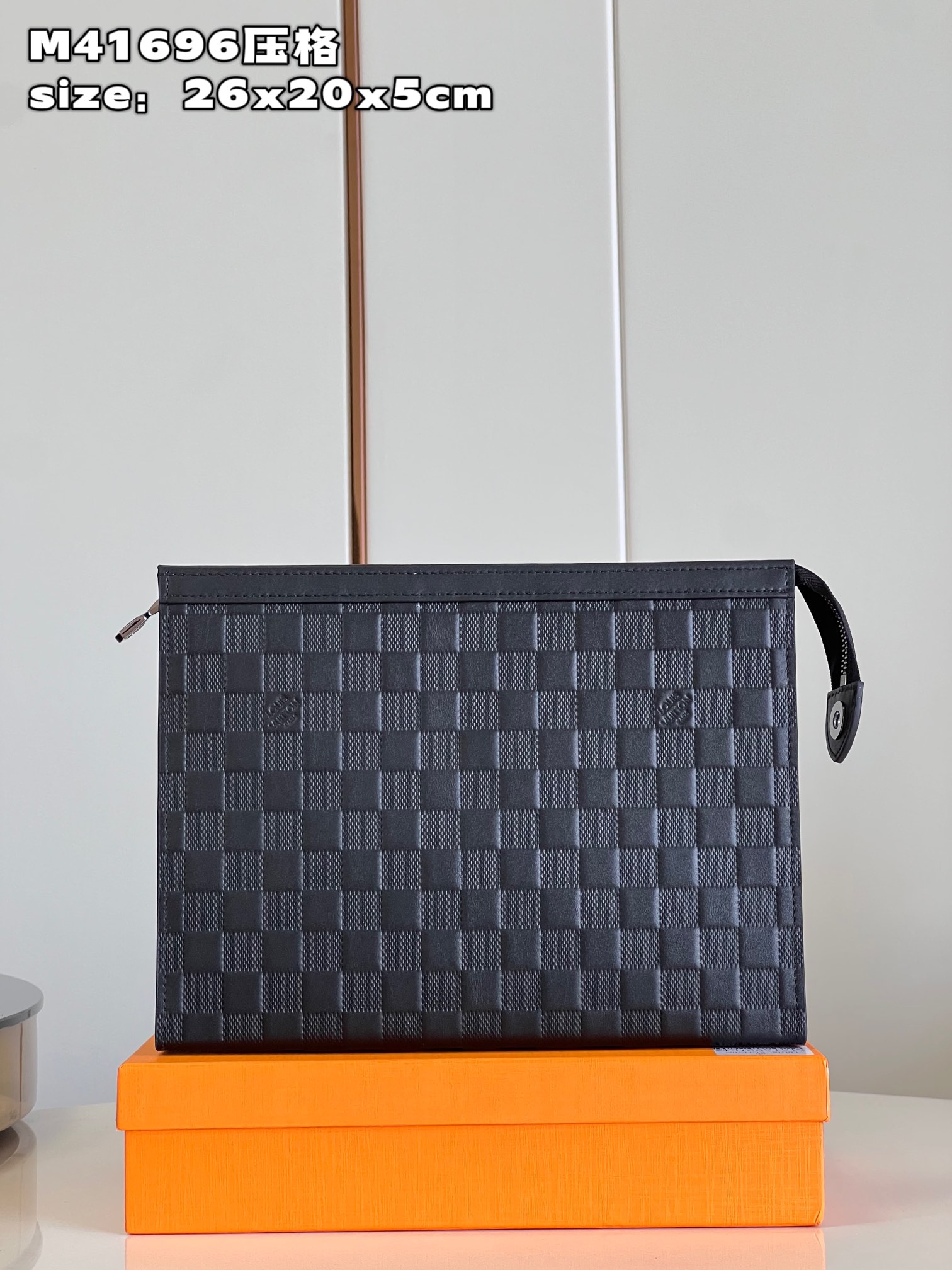 NO:400319,【Exclusive real photo M41696 plaster】Pochette Voyage medium-sized handbag, with diverse functions, can be placed in the bag as a travel bag or held in the hand, showing a fashionable style. The spacious interior space and support plate design make it easy to access private essentials, size 26×20×5cm NS.,LV [original leather],louis vuitton19860909【独家实拍 M41696压格】Pochette Voyage中号手包,功能多样,既可作为旅行袋放于包中,亦可持于手中,展现时尚风格.宽敞的包内空间加上撑板设计,方便取用私人必备品,尺寸 26×20×5cm NS.,LV【原厂皮】,louis vuitton,Bag