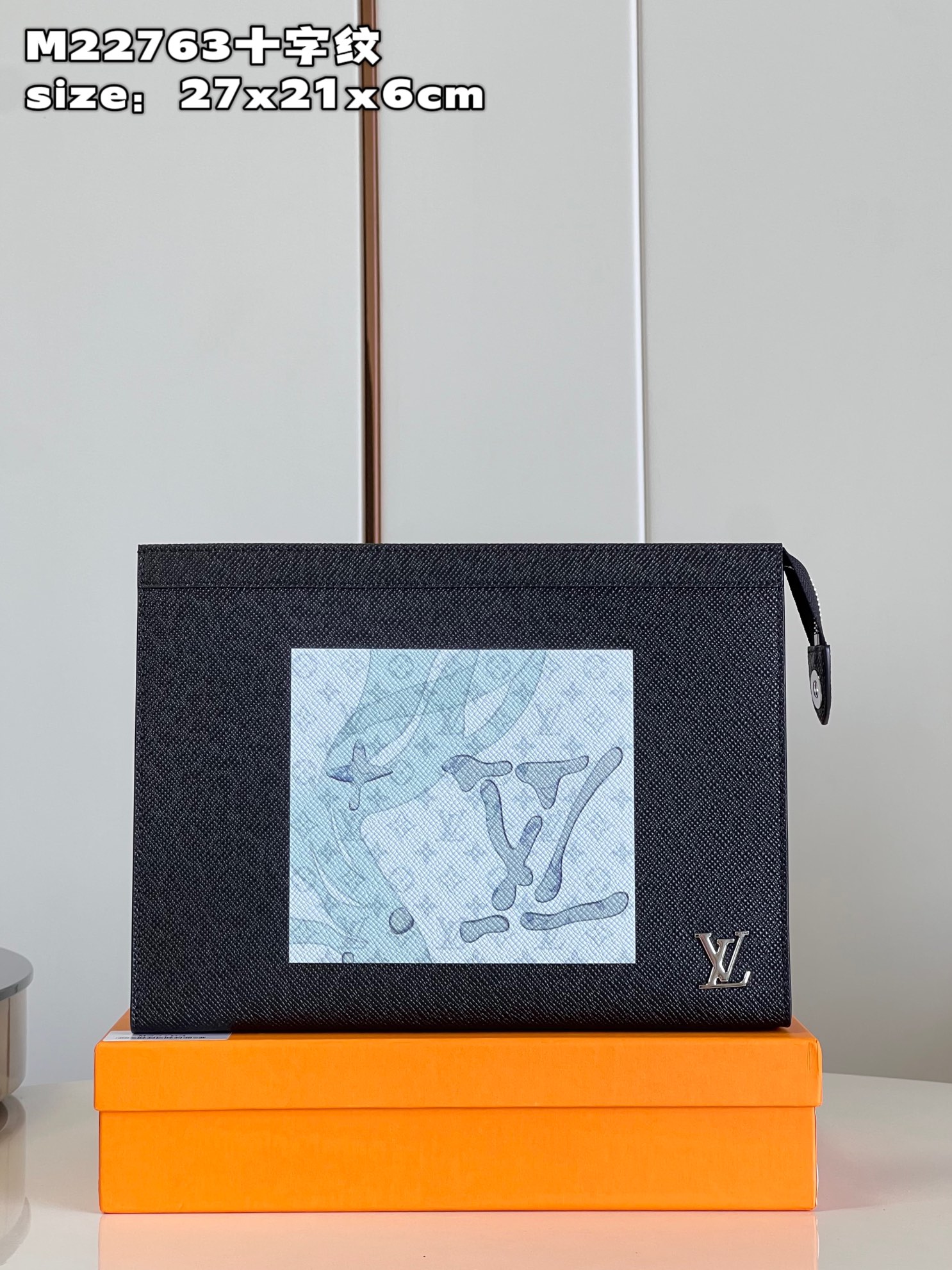 NO:400321,【Exclusive real photo M22763 cross pattern】ochette Voyage clutch bag is made of deep dyed Taga leather, with metal LV letters dotted on the lower right corner, and a neatly structured patch pocket and card slot, which can store and carry the needs in a restrained style. It is suitable for handbags or as folders. Size27x21x6cm NS.,LV [original leather],louis vuitton,handbag19860909【独家实拍 M22763十字纹】ochette Voyage 手拿包取材深染 Taga 皮革,右下角点缀金属 LV 字母,内设结构齐整的贴袋及卡位,以内敛格调收纳随行所需.收入手袋或作为文件夹皆宜.size27x21x6cm NS.,LV【原厂皮】,louis vuitton,handbag,Bag