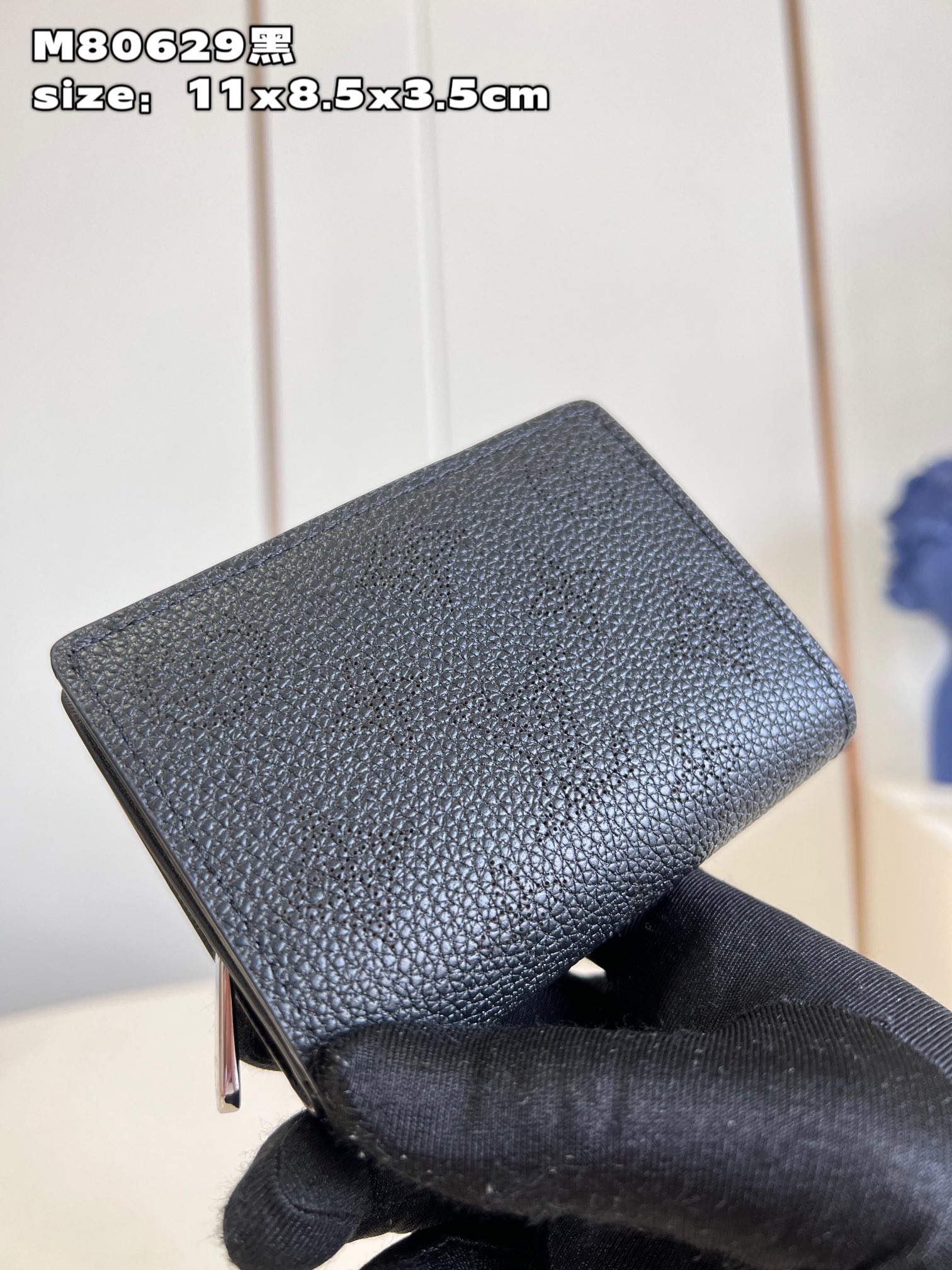NO:400329,【Exclusive real photo M80629 black】This Cléa wallet is elegant and exquisitely designed, made of soft Mahina calf leather, and reinterprets the classic Monogram pattern of Louis Vuitton with punched decoration. The wallet is small in size and can be placed in any Mahina bag. One side of the wallet is equipped with a zipper change compartment, and six credit card mezzanines on the other side, and an open banknote compartment on the back. Size11x8.5x3.5cm C.,LV [original leather],louis vuitton,louis vuitton,cowhide19860909【独家实拍 M80629黑】這款Cléa錢包設計雅緻精巧,選用柔軟Mahina小牛皮製作,以打孔裝飾重新演繹路易威登經典的Monogram圖案.錢包尺寸小巧,可放於任何Mahina包款,錢包一側配以一個拉鏈零錢格,另一側備有六個信用卡夾層,背面則設有開放式紙幣隔層.size11x8.5x3.5cm C.,LV【原厂皮】,louis vuitton,louis vuitton,cowhide,Bag