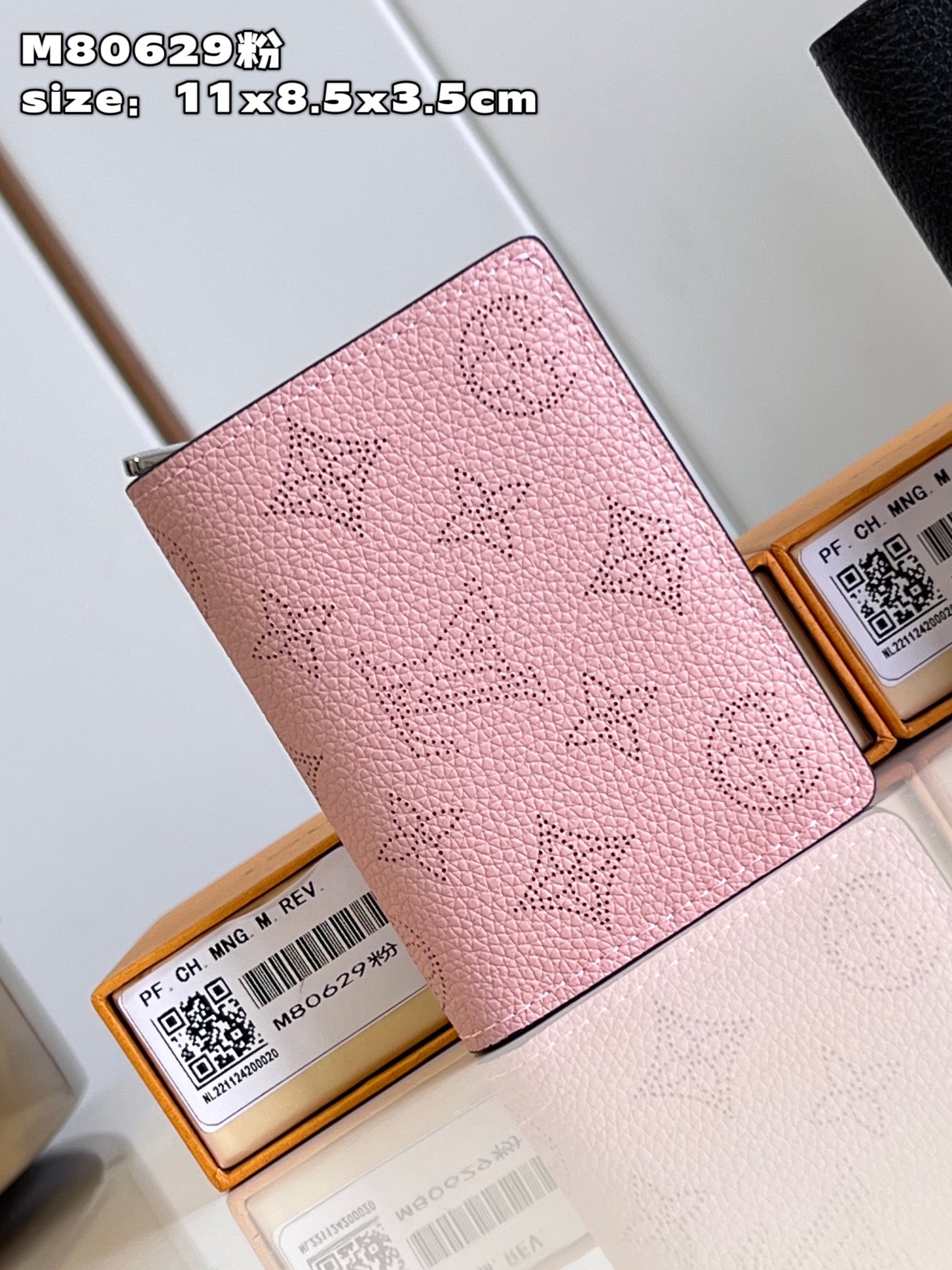 NO:400331,【Exclusive real photo M80629 powder】This Cléa wallet is elegant and exquisitely designed, made of soft Mahina calf leather, and reinterprets Louis Vuitton's classic Monogram pattern with punched decoration. The wallet is small in size and can be placed in any Mahina bag. One side of the wallet is equipped with a zipper change compartment, and six credit card mezzanines on the other side, and an open banknote compartment on the back. Size11x8.5x3.5cm C.,LV [original leather],louis vuitton,louis vuitton,cowhide19860909【独家实拍 M80629粉】這款Cléa錢包設計雅緻精巧,選用柔軟Mahina小牛皮製作,以打孔裝飾重新演繹路易威登經典的Monogram圖案.錢包尺寸小巧,可放於任何Mahina包款,錢包一側配以一個拉鏈零錢格,另一側備有六個信用卡夾層,背面則設有開放式紙幣隔層.size11x8.5x3.5cm C.,LV【原厂皮】,louis vuitton,louis vuitton,cowhide,Bag