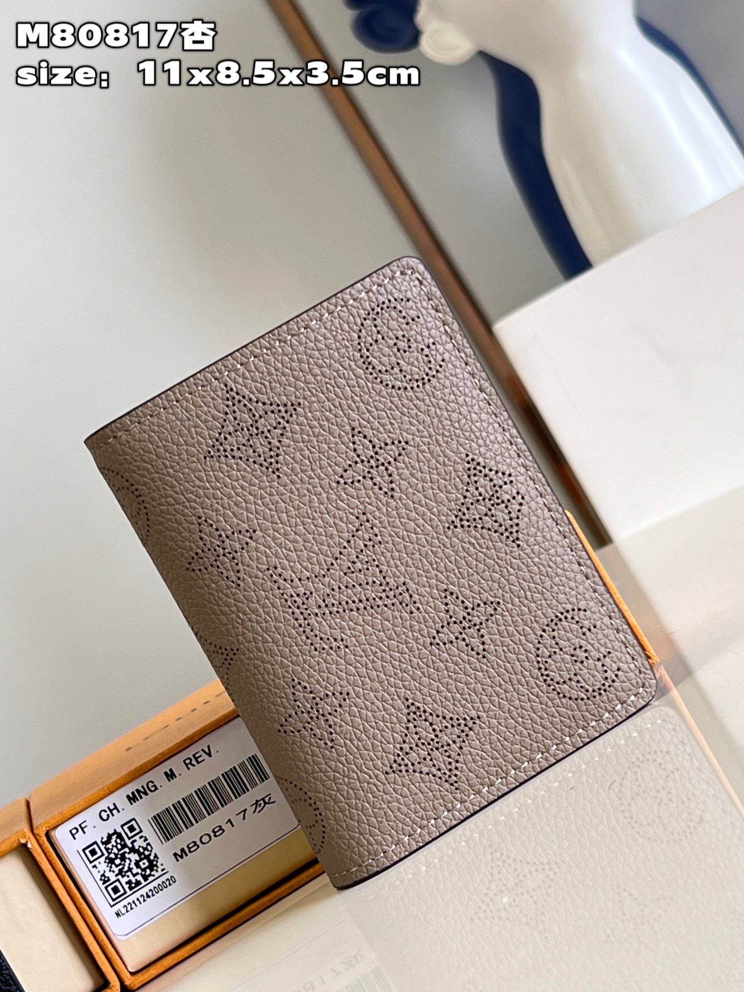 NO:400314,【Exclusive real photo M80817 Apricot】This Cléa wallet is elegant and exquisitely designed, made of soft Mahina calf leather, and reinterprets the classic Monogram pattern of Louis Vuitton with punched decoration. The wallet is small in size and can be placed in any Mahina bag. One side of the wallet is equipped with a zipper change compartment, and six credit card mezzanines on the other side, and an open banknote compartment on the back. Size11x8.5x3.5cm C.,LV [original leather],louis vuitton,louis vuitton,cowhide19860909【独家实拍 M80817杏】這款Cléa錢包設計雅緻精巧,選用柔軟Mahina小牛皮製作,以打孔裝飾重新演繹路易威登經典的Monogram圖案.錢包尺寸小巧,可放於任何Mahina包款,錢包一側配以一個拉鏈零錢格,另一側備有六個信用卡夾層,背面則設有開放式紙幣隔層.size11x8.5x3.5cm C.,LV【原厂皮】,louis vuitton,louis vuitton,cowhide,Bag