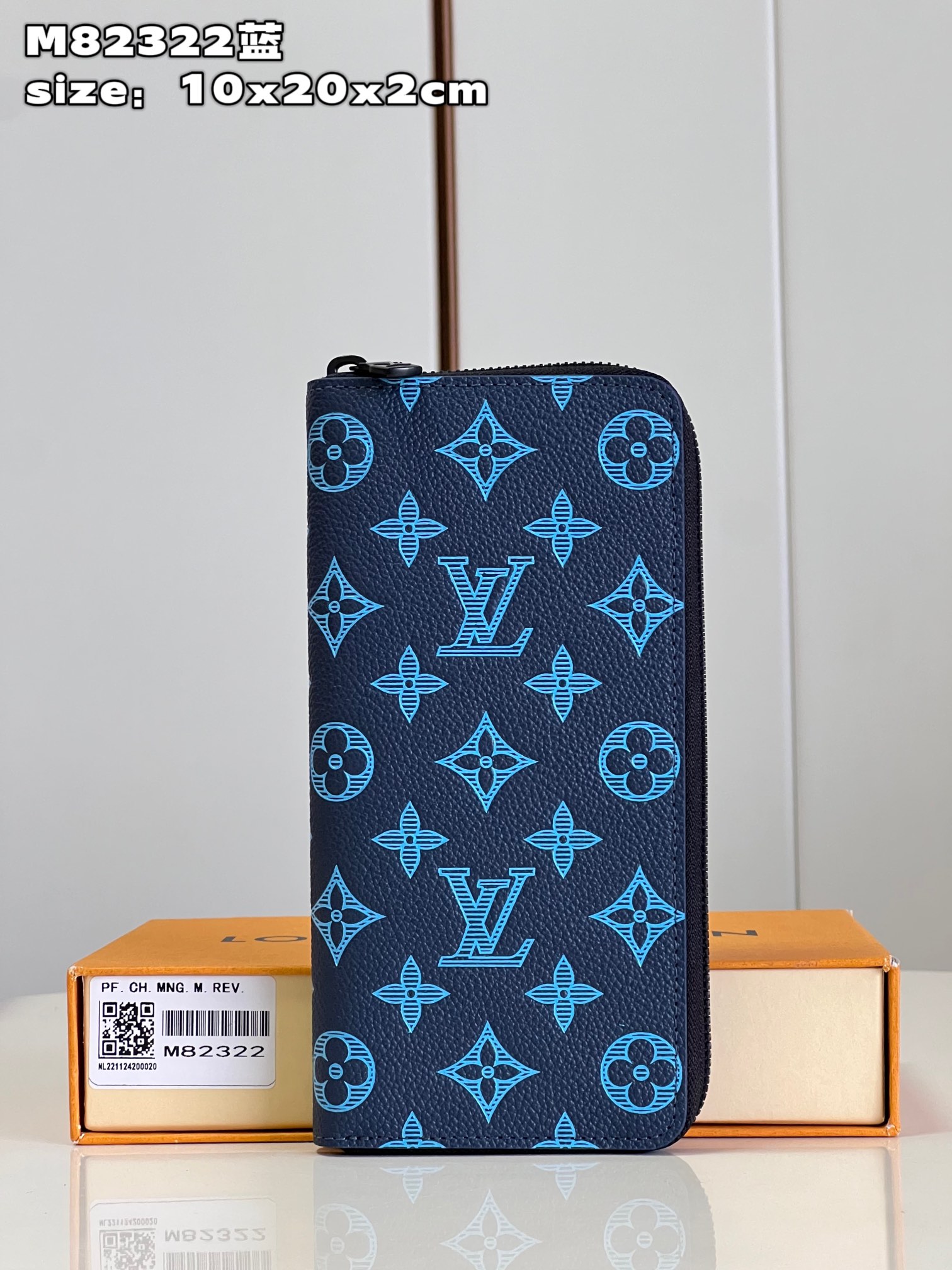 NO:400318,[Exclusive real photo M82322 blue] This Zippy Vertical wallet adopts printing and imprinting techniques to reproduce the Monogram pattern created by Georges Vuitton in 1896 on the soft cowhide surface. The wrap-around zipper open pocket, card mezzanine and zipper change compartment. size10x20x2cm C.300, LV [original leather], louis vuitton, cowhide19860909【独家实拍 M82322蓝】本款 Zippy Vertical 钱夹先后采用印花和压印工艺,在柔软牛皮革表面重现 Georges Vuitton 于 1896 年创作的 Monogram 图案.环绕式拉链开启口袋、卡片夹层和拉链零钱隔层.size10x20x2cm C.300,LV【原厂皮】,louis vuitton,cowhide,Bag