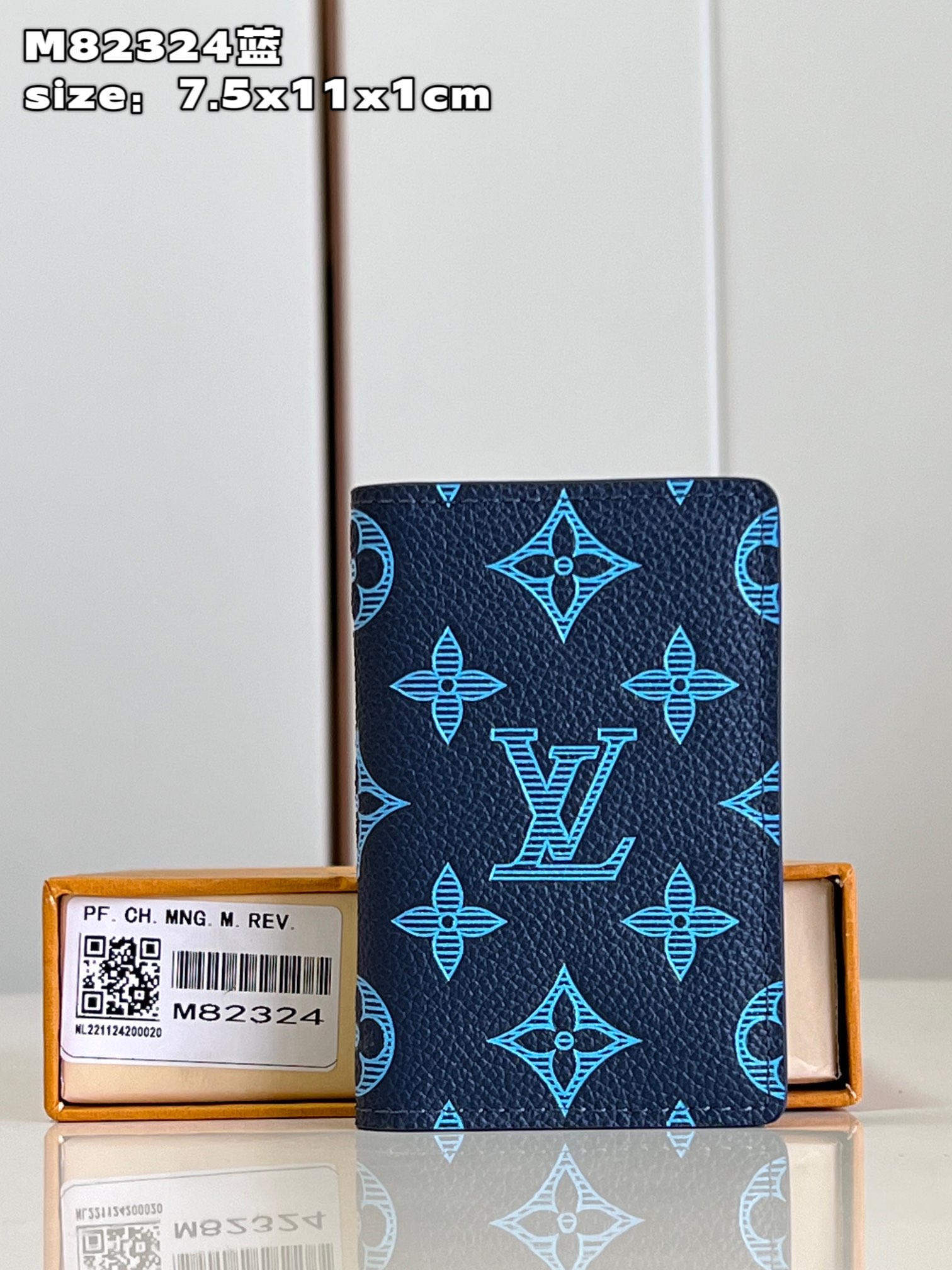 NO:400324,[Exclusive real photo M82324 blue] This pocket wallet adopts imprinting and printing technology to reproduce the Monogram pattern born in 1896 on the surface of cowhide. The compact configuration combines a neat inner lining, with card mezzanine and pockets. Size7.5x11x1cm C.,LV [original leather],louis vuitton,cowhide19860909【独家实拍 M82324蓝】本款口袋钱夹采用压印和印花工艺,在牛皮革表面重现诞生于 1896 年的 Monogram 图案.紧凑构型结合齐整内里,设有卡片夹层和口袋.size7.5x11x1cm C.,LV【原厂皮】,louis vuitton,cowhide,Bag