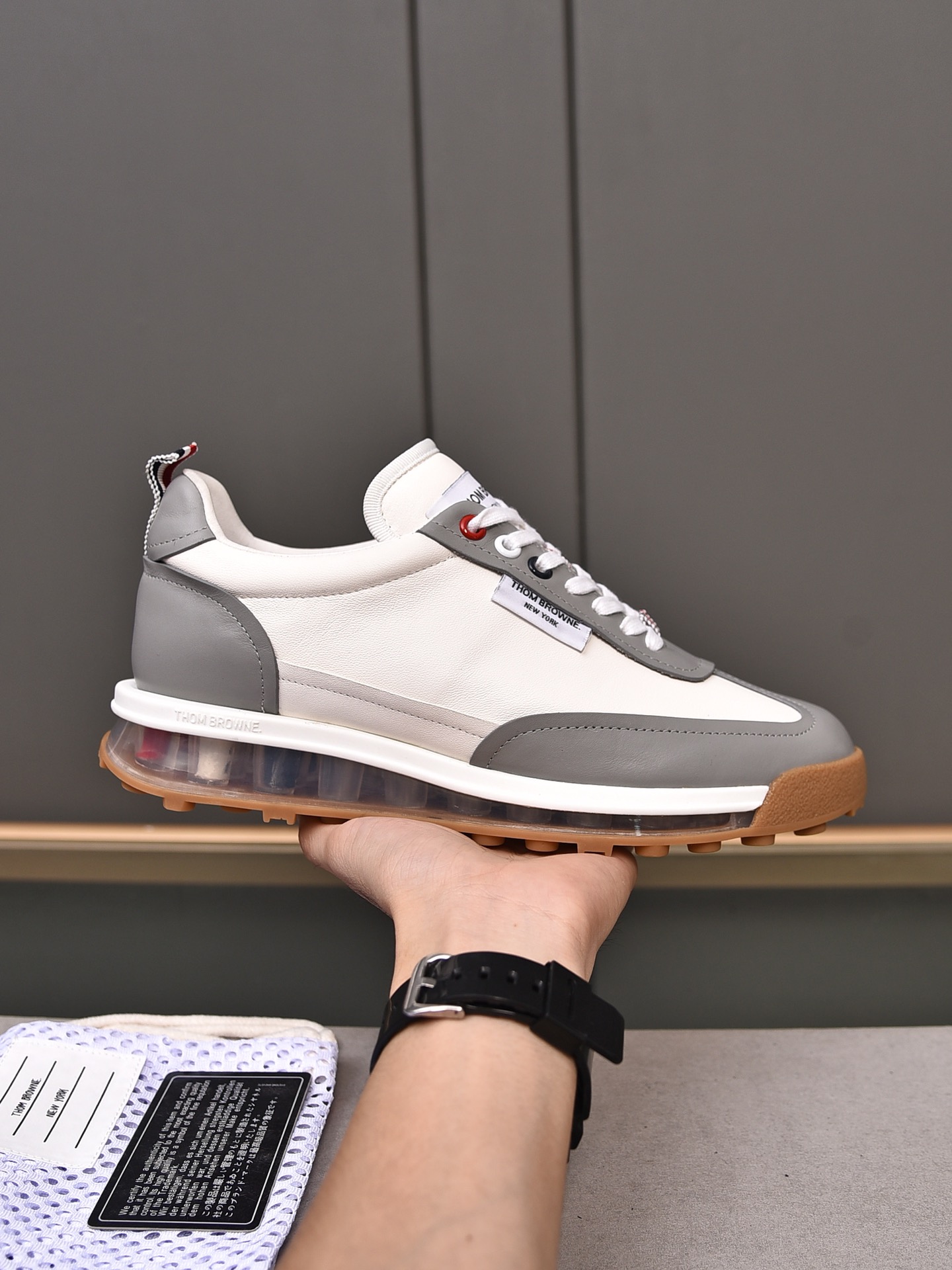 NO:270969,P THO* BROWN* —Tom Brown. High-version. The counter simultaneously releases the original orders!  The upper is made of original cowhide, original cowhide inner lining. The original cowhide foot pads. The sole adopts original specially supplied air cushion sole. Don’t miss it for fashion and trendy little owners. Size 38-44 (custom made in 45), thom browne, cowhide19860909P THO* BROWN* —汤姆.布朗.高版本. 专柜同步发售原单狠货！ 鞋面采用原版牛皮,原版牛皮内里.原版牛皮垫脚.鞋底采用原厂特供气垫大底. 时尚潮流的小主不要错过噢 码数38-44(45定做),,thom browne,cowhide,Men's shoes