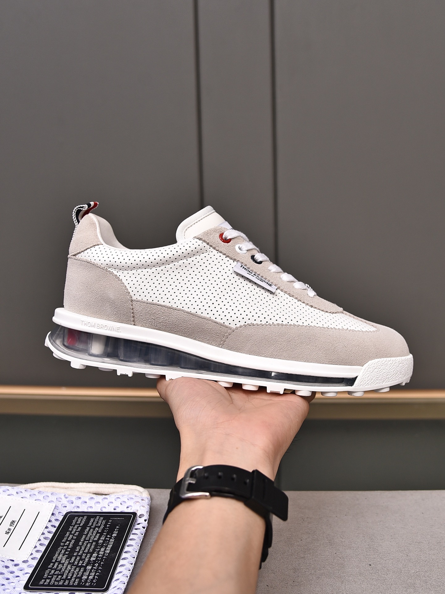 NO:756235,P【Cow Leather Charging Hole】THO* BROWN* — Tom Brown. High version. The original goods are on sale simultaneously at the counter!  The upper is made of original cowhide with holes!  Original cowhide lining. Original cowhide foot pads. The soles are made of original air-cushion outsole. Don’t miss it if you are fashionable and trendy. Size 38-44 (45 custom-made), Thom Browne, Cowhide19860909P【牛皮充孔】THO* BROWN* —汤姆.布朗.高版本. 专柜同步发售原单狠货！ 鞋面采用原版牛皮充孔！原版牛皮内里.原版牛皮垫脚.鞋底采用原厂特供气垫大底. 时尚潮流的小主不要错过噢 码数38-44(45定做),,thom browne,cowhide,Men's shoes