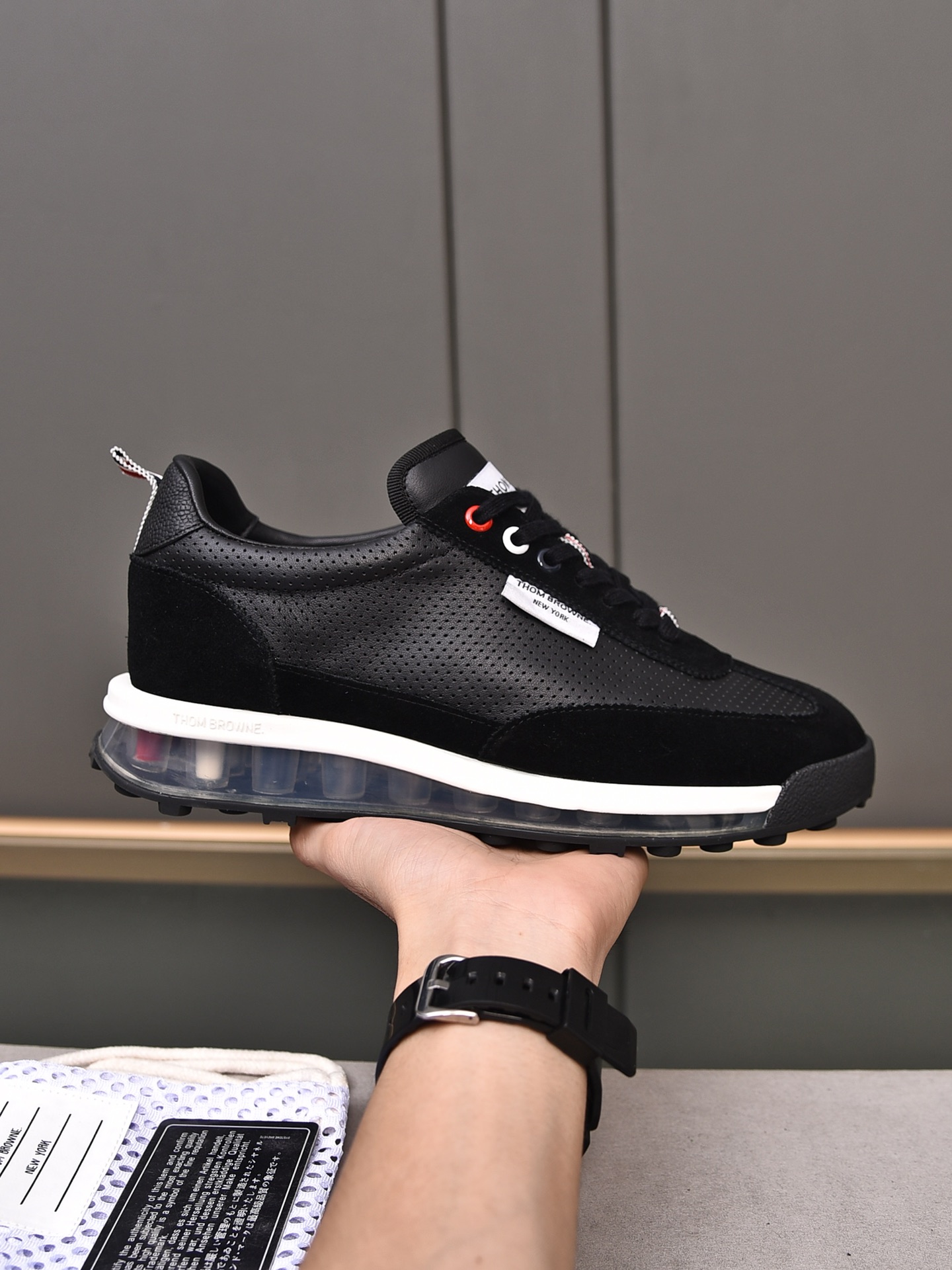 NO:270967,P【Cowhide hole filling】THO* BROWN* —Tom Brown. High-version. The counter simultaneously releases the original orders!  The upper is made of original cowhide and fills holes!  Original cowhide inner lining. Original cowhide foot pads. The sole adopts original specially supplied air cushion sole. Don’t miss it for the fashion and trendy little owners. Size 38-44 (45 customized), thom browne, cowhide19860909P【牛皮充孔】THO* BROWN* —汤姆.布朗.高版本. 专柜同步发售原单狠货！ 鞋面采用原版牛皮充孔！原版牛皮内里.原版牛皮垫脚.鞋底采用原厂特供气垫大底. 时尚潮流的小主不要错过噢 码数38-44(45定做),,thom browne,cowhide,Men's shoes