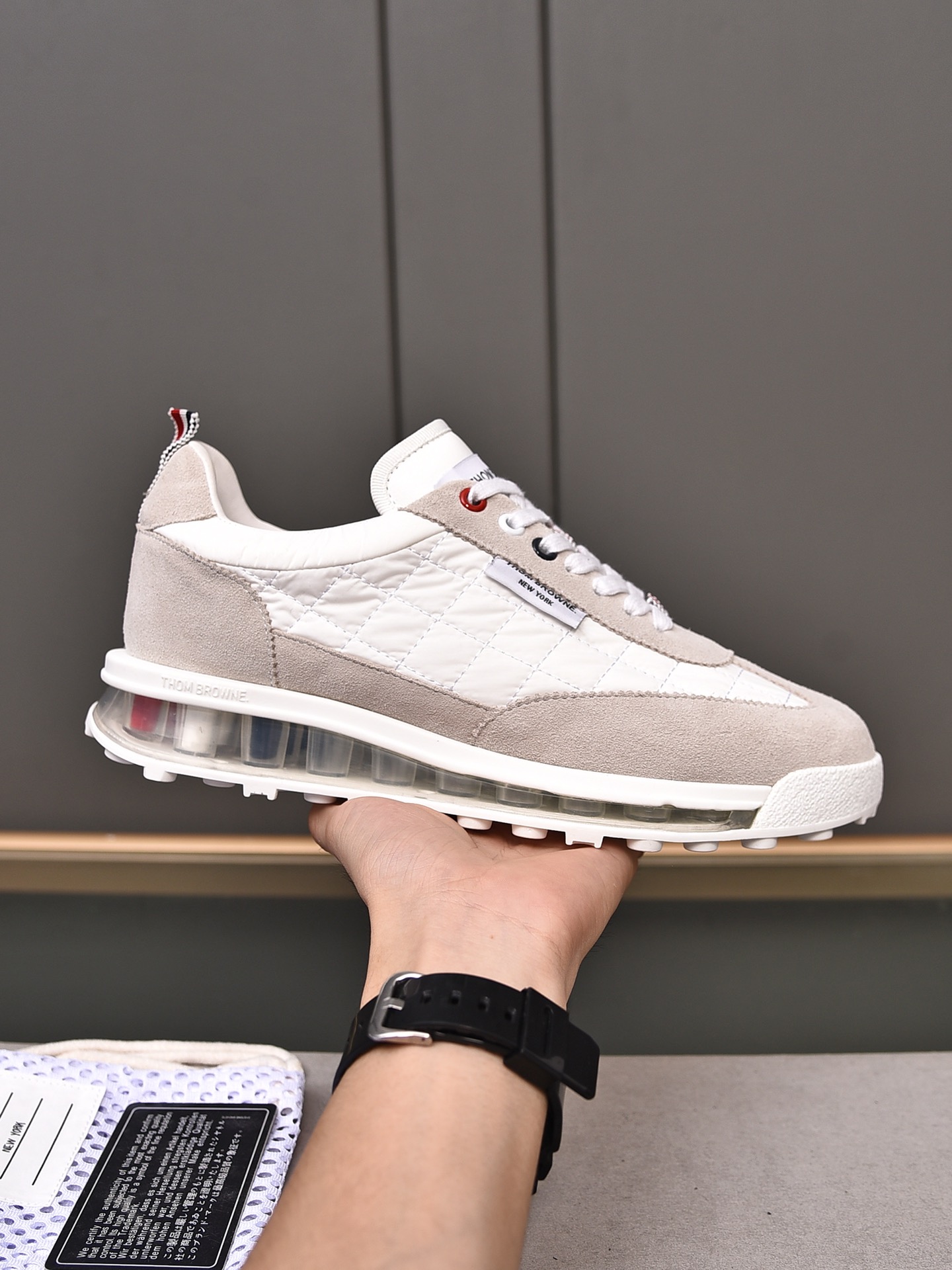 NO:270970,P【Electronic Embroidery】THO* BROWN* —Tom Brown. High-version. The counter simultaneously releases the original orders!  The upper is made of original cowhide electric embroidery!  Original cowhide inner lining. Original cowhide foot pads. The sole adopts original specially supplied air cushion sole. Don’t miss it for the fashion and trendy little owners. Size 38-44 (45 customized), thom browne, cowhide19860909P【电绣】THO* BROWN* —汤姆.布朗.高版本. 专柜同步发售原单狠货！ 鞋面采用原版牛皮电绣！原版牛皮内里.原版牛皮垫脚.鞋底采用原厂特供气垫大底. 时尚潮流的小主不要错过噢 码数38-44(45定做),,thom browne,cowhide,Men's shoes