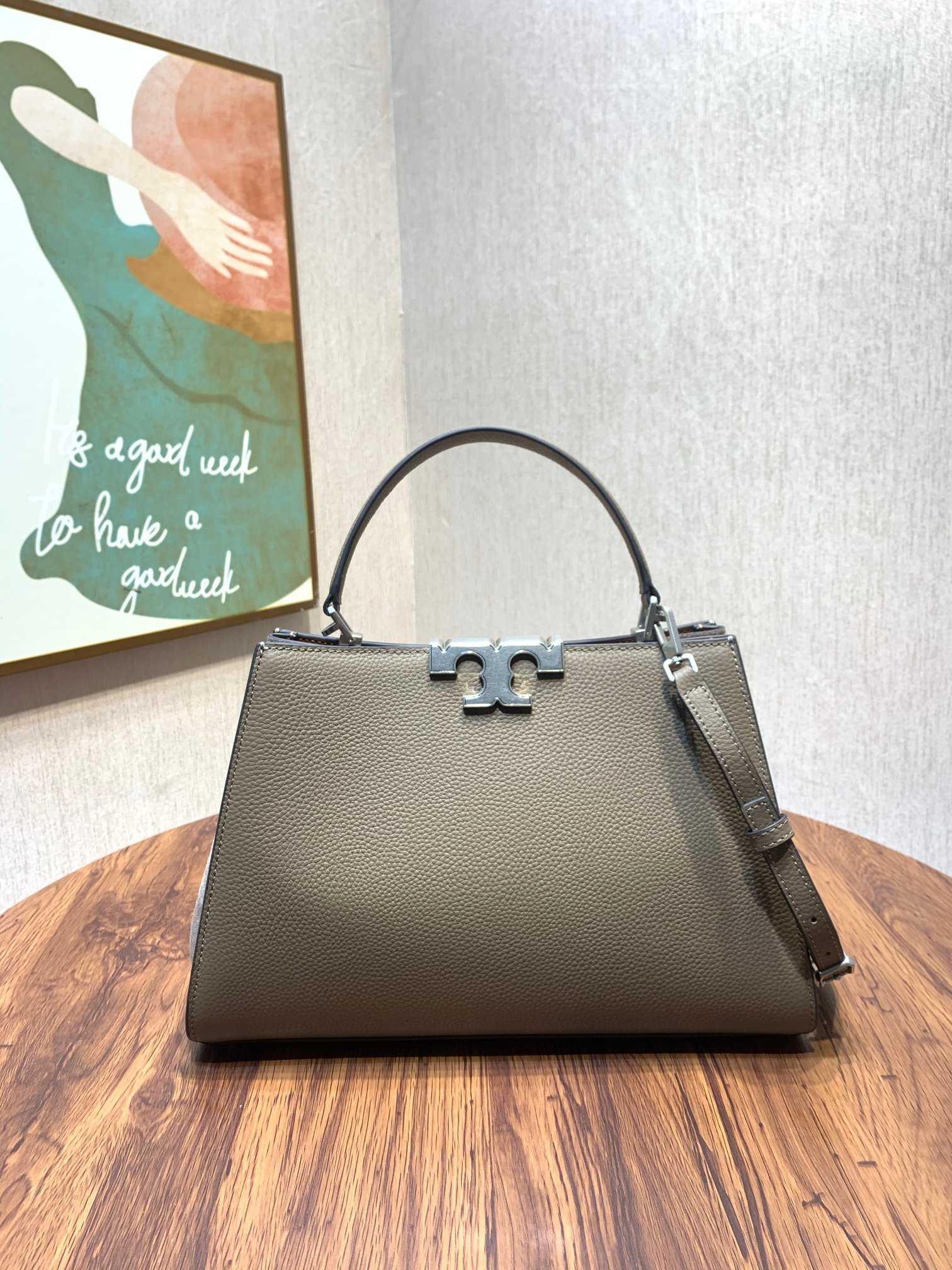 Tory Burch ～编号995 TORY BURCH 汤丽柏琦 全新的Eleanor手提包 以简洁线条打造的盒型包袋之上