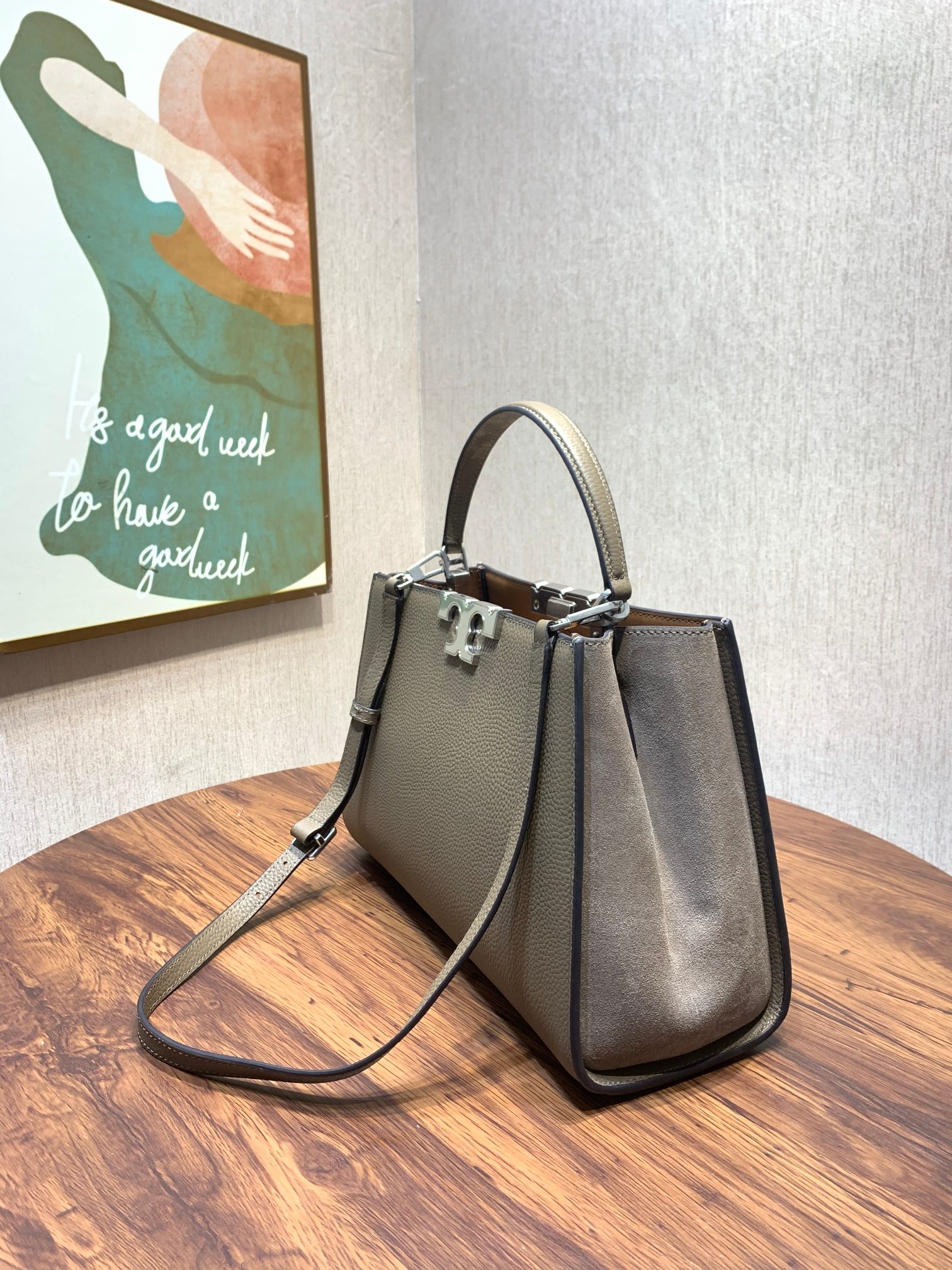 Tory Burch ～编号995 TORY BURCH 汤丽柏琦 全新的Eleanor手提包 以简洁线条打造的盒型包袋之上