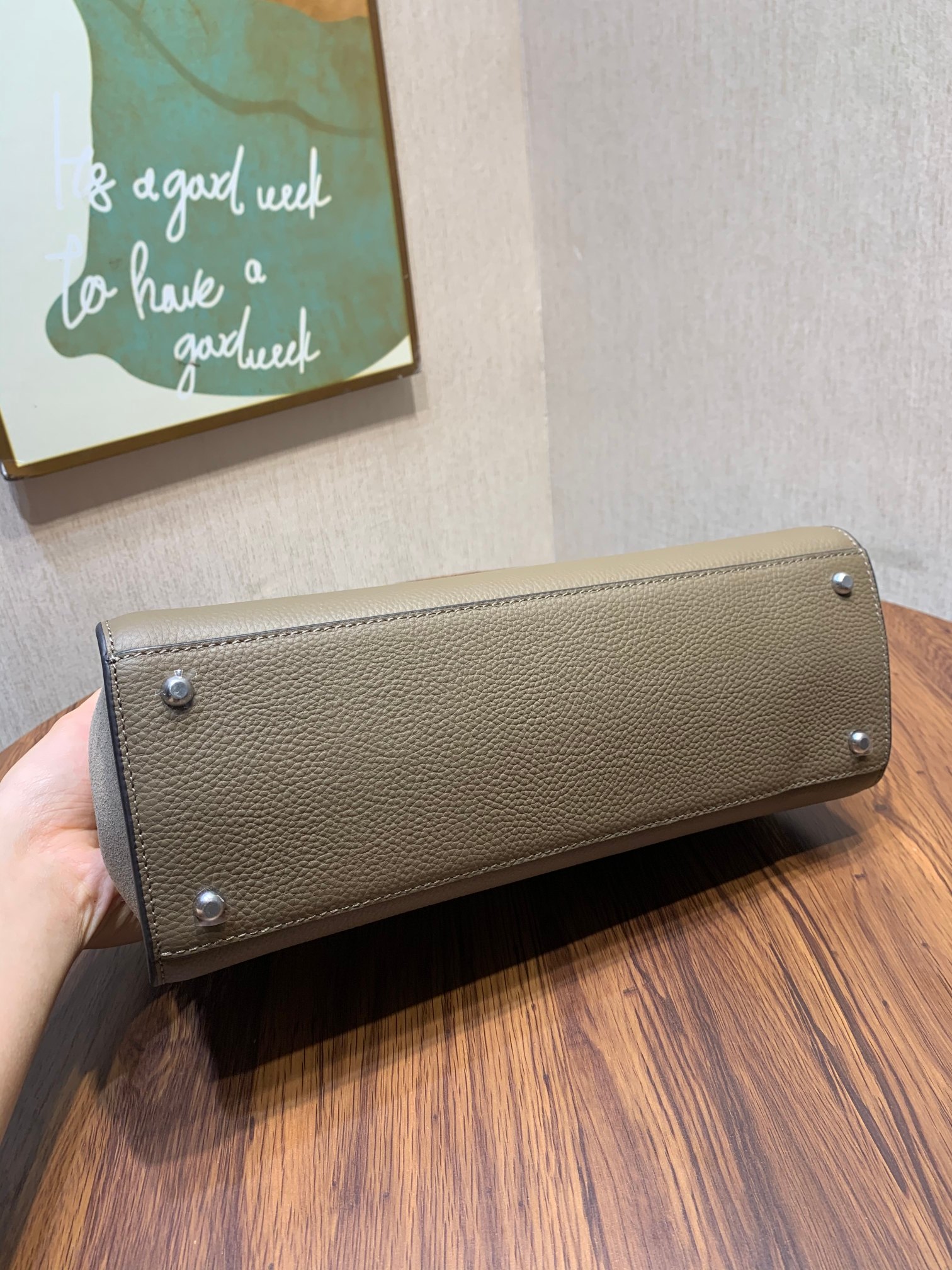 Tory Burch ～编号995 TORY BURCH 汤丽柏琦 全新的Eleanor手提包 以简洁线条打造的盒型包袋之上