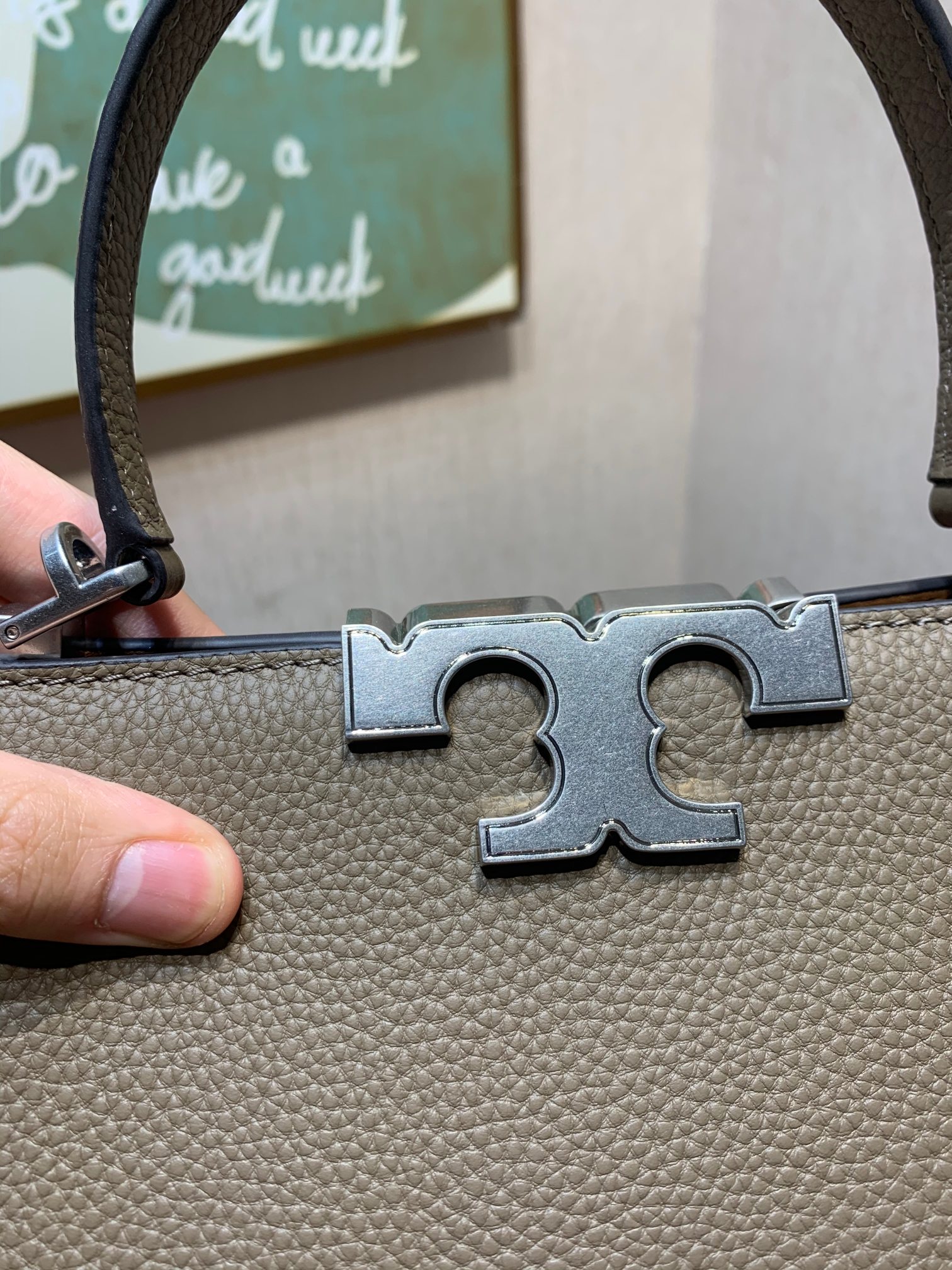 Tory Burch ～编号995 TORY BURCH 汤丽柏琦 全新的Eleanor手提包 以简洁线条打造的盒型包袋之上