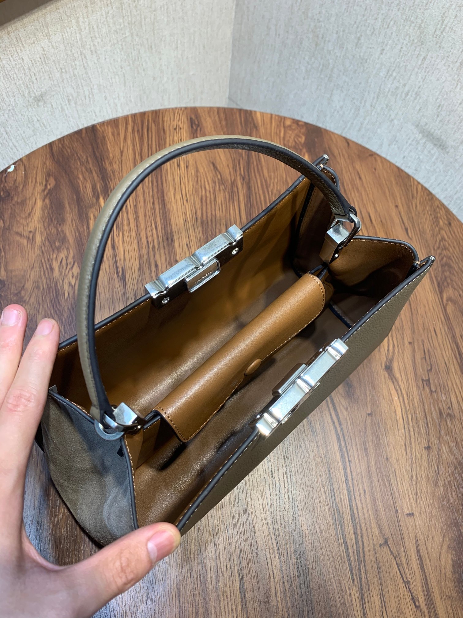 Tory Burch ～编号995 TORY BURCH 汤丽柏琦 全新的Eleanor手提包 以简洁线条打造的盒型包袋之上