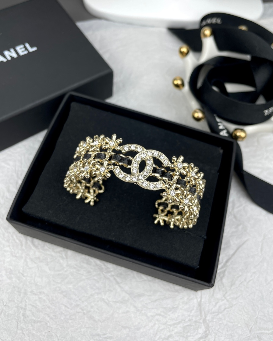 NO:100861,Ch@nel new style glossy flowers leather open bracelet, Chanel bracelet, chanel, bracelet19860909Ch@nel 新款 光面花朵 穿皮 开口手镯,香奈儿手镯,chanel,bracelet,Jewelry