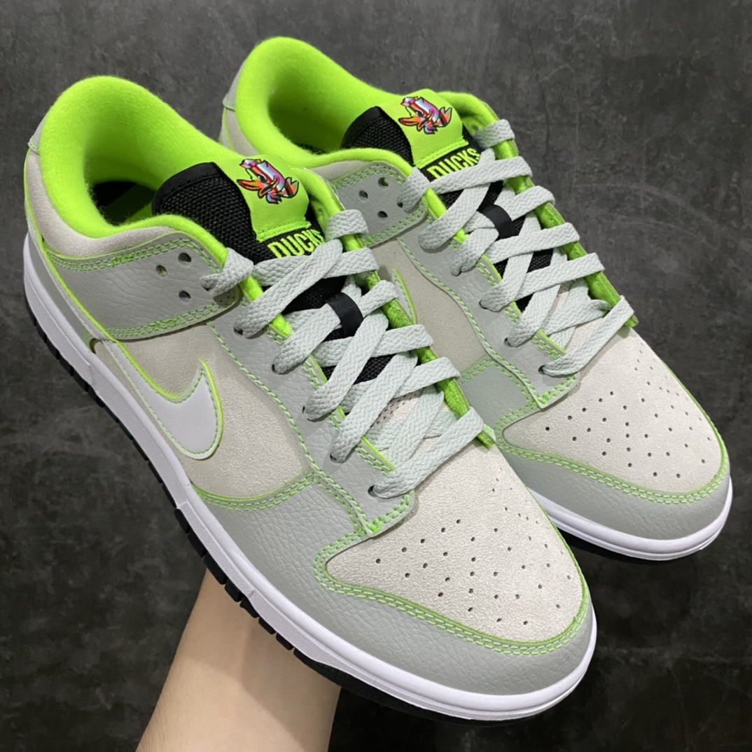 【绿x版】Dunk Low 俄勒冈绿鸭子 货号：FQ7260 001 尺码：36-48.5n原材原盒原配件打造 鞋型细节完全同步zpn玻璃冲刀裁边 超高清洁度  所有细节完美对比pk原版n区别市场版本 一分钱一分货 官方9000+ 这里零头不到😁nn独家订单款 DUNK系列绿鸭子配色新鲜出货n这双鞋由NIKE的传奇设计师TinkerHatfield倾力打造，其设计灵感来源于俄勒冈大学的校徽及其校园文化–战斗鸭。鞋子主色为浅银色，搭配白色鞋带及鞋标，以及电绿色细节和内衬。鞋面由灰色翻毛皮n简介:和灰色压花皮革组成，营造出低调而高质感的视觉效果。鞋侧的Swoosh的标志由白色光滑皮革制成，与鞋面形成对比。鞋后跟上刺绣有俄勒冈大学的字母\’O\’ 采用浅银色刺绣线。与鞋面相呼应。鞋舌上有一只战斗鸭的图案，用多种颜色拼接而成，增添了一些趣味性。鞋舌内侧还有Tinker Hatfield的签名，彰显了这款鞋的设计者身份。-莆田鞋批发中心