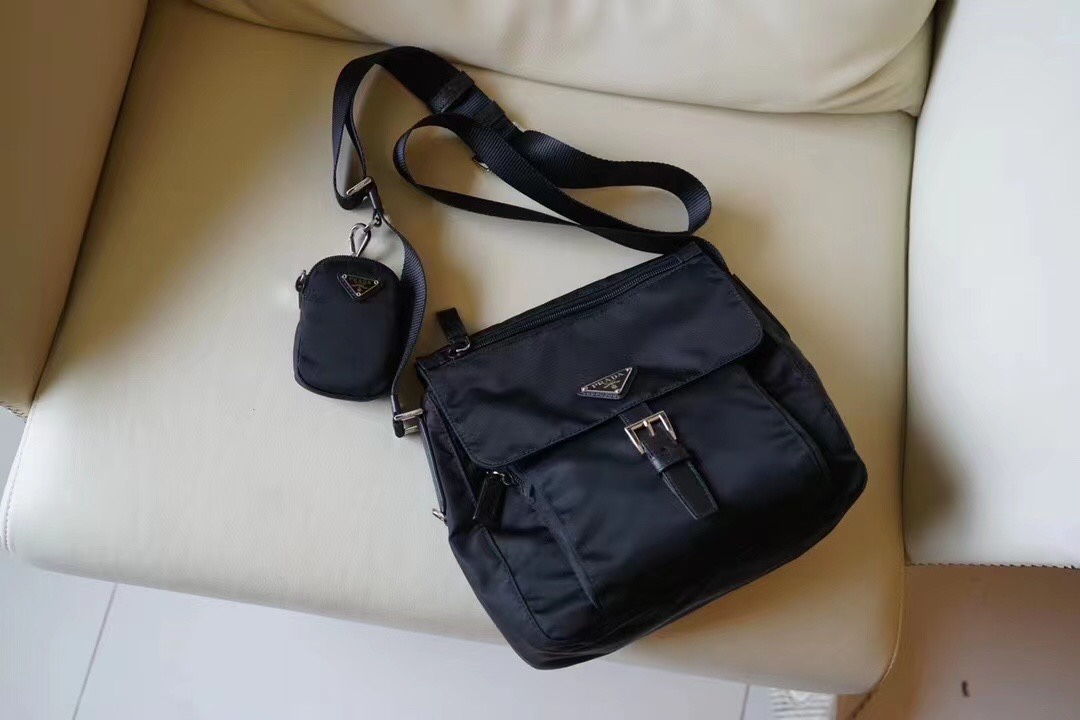 Prada High-end details, real shots of deliveryBrothers, close your eyes and buy itThe new nylon shoulder bag is very casual and looks good on bot