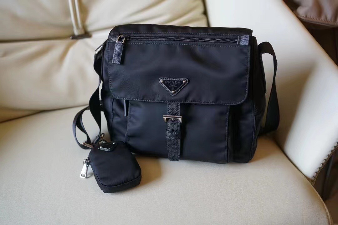 Prada High-end details, real shots of deliveryBrothers, close your eyes and buy itThe new nylon shoulder bag is very casual and looks good on bot
