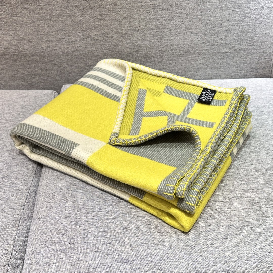Louis Vuitton Haute Couture Maison Lifestyle Luxury Home Decor Blanket 4