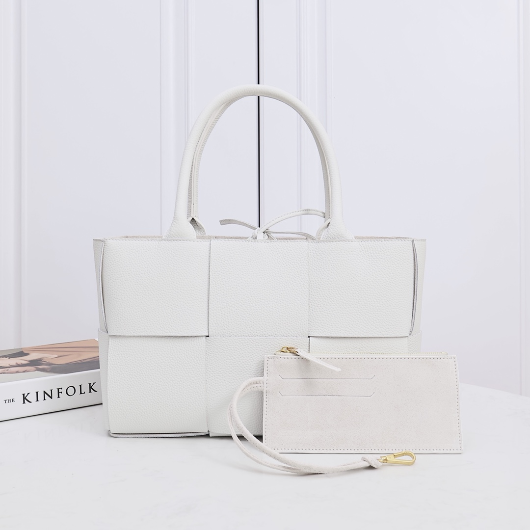 Bottega Veneta Woven Tote Bag Lychee Grain