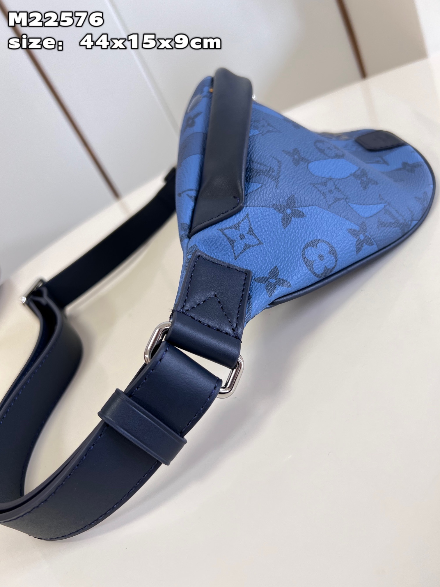 顶级原单M22576本款Discovery腰包取材MonogramAquagarden帆布仿佛由冰冷海底