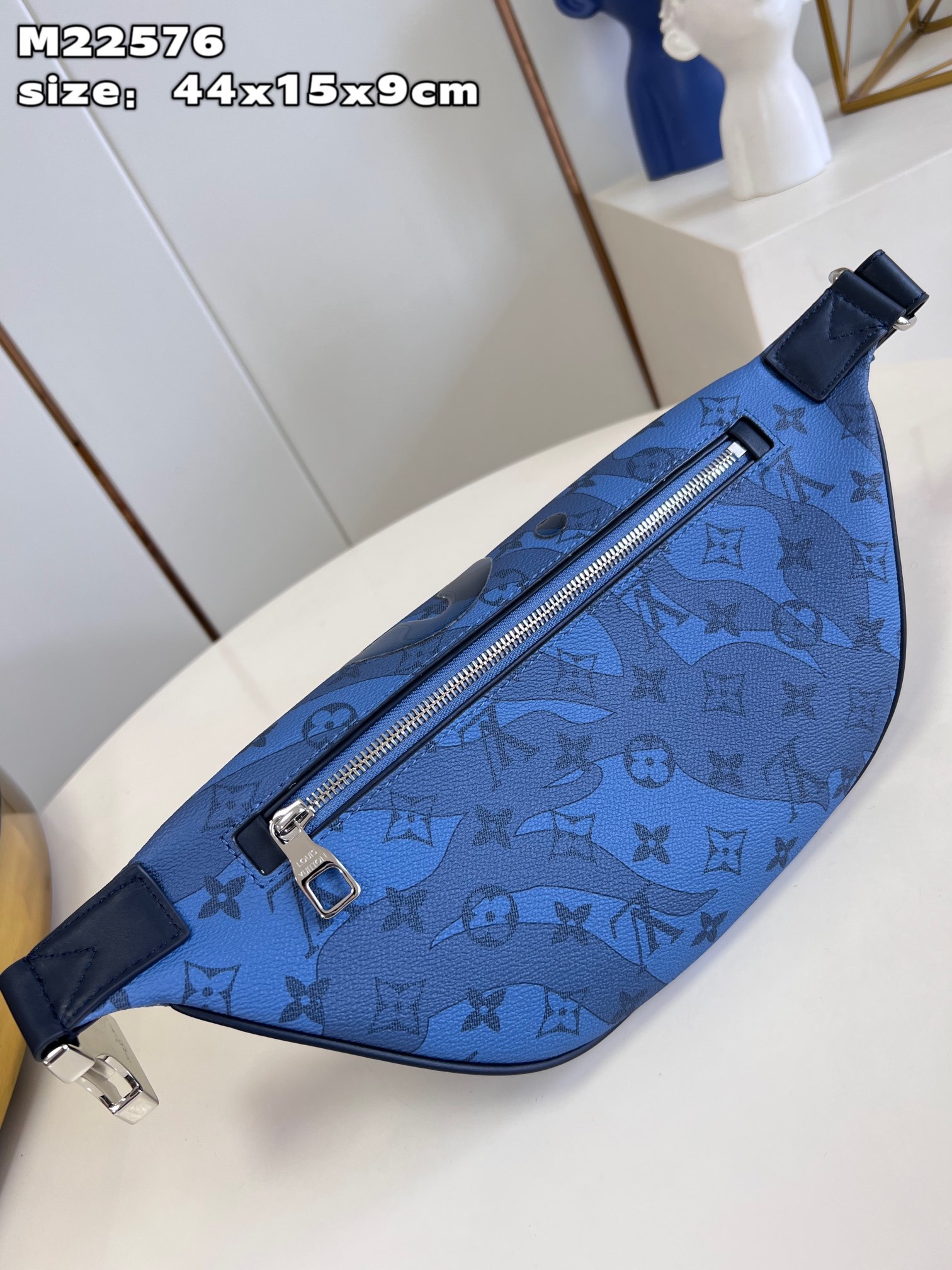 顶级原单M22576本款Discovery腰包取材MonogramAquagarden帆布仿佛由冰冷海底
