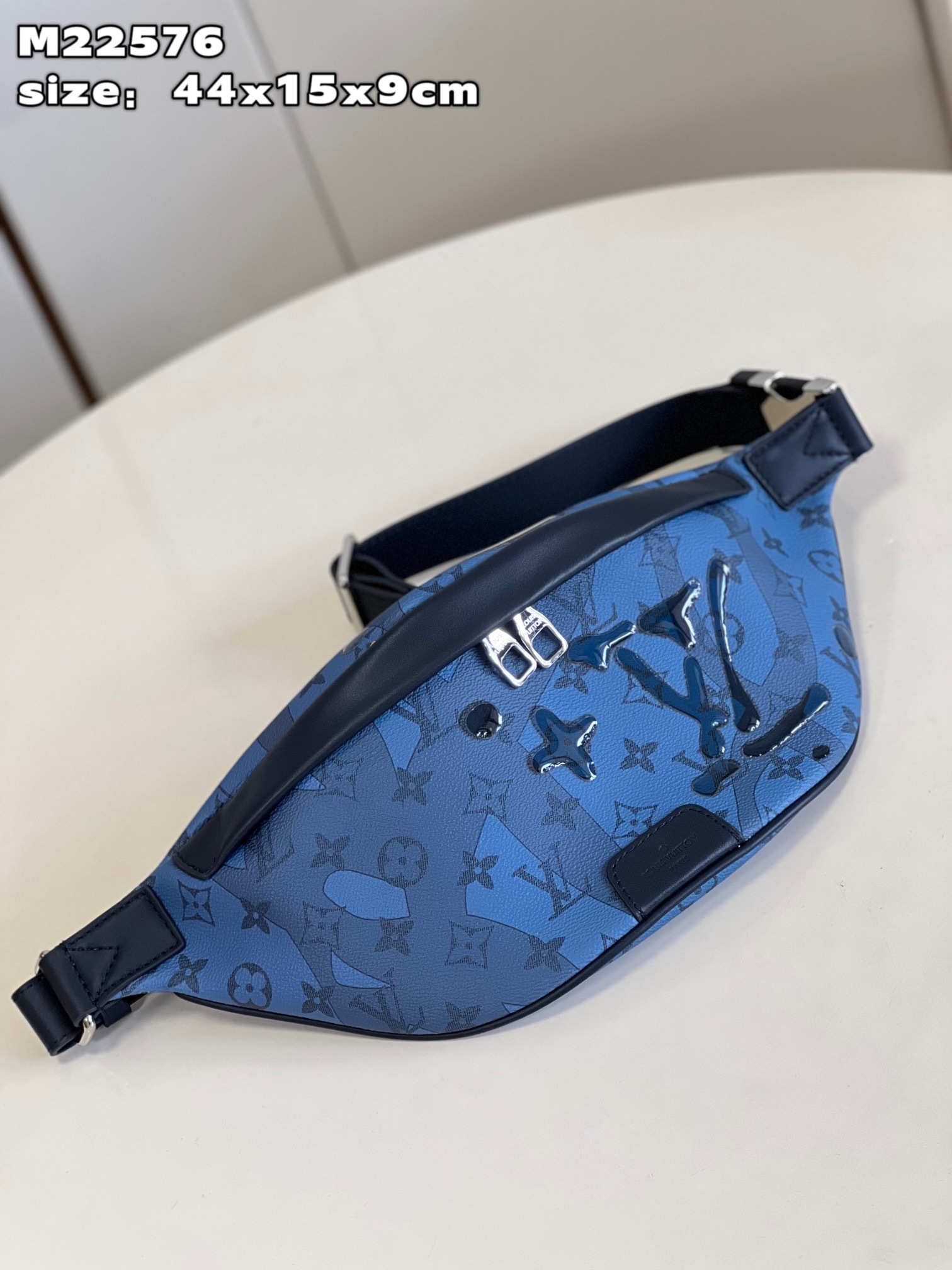 顶级原单M22576本款Discovery腰包取材MonogramAquagarden帆布仿佛由冰冷海底