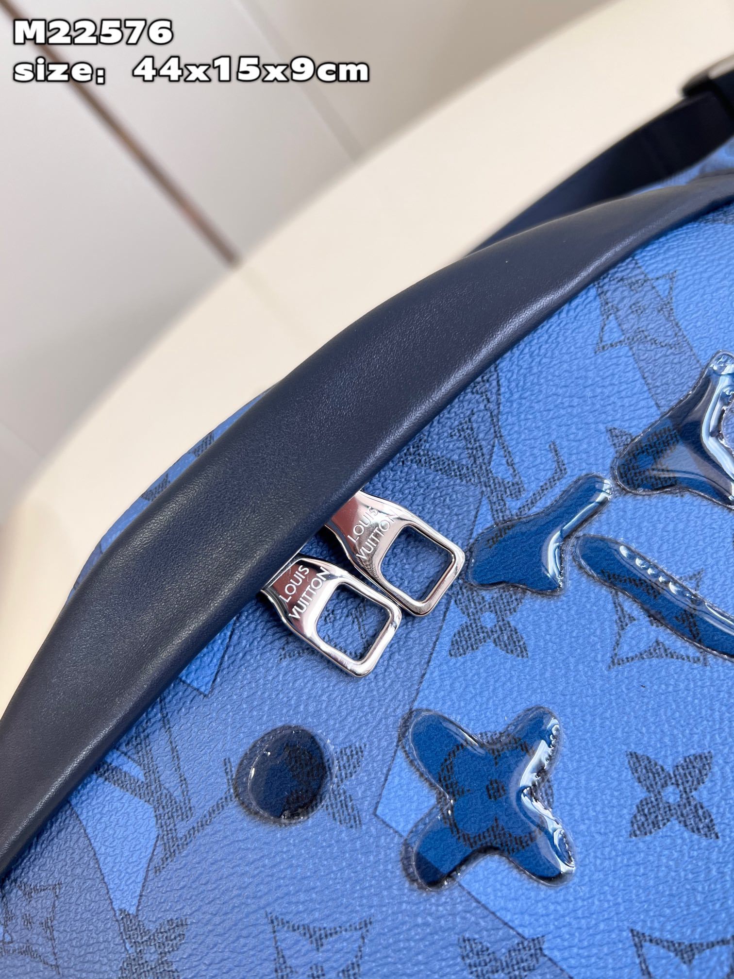 顶级原单M22576本款Discovery腰包取材MonogramAquagarden帆布仿佛由冰冷海底