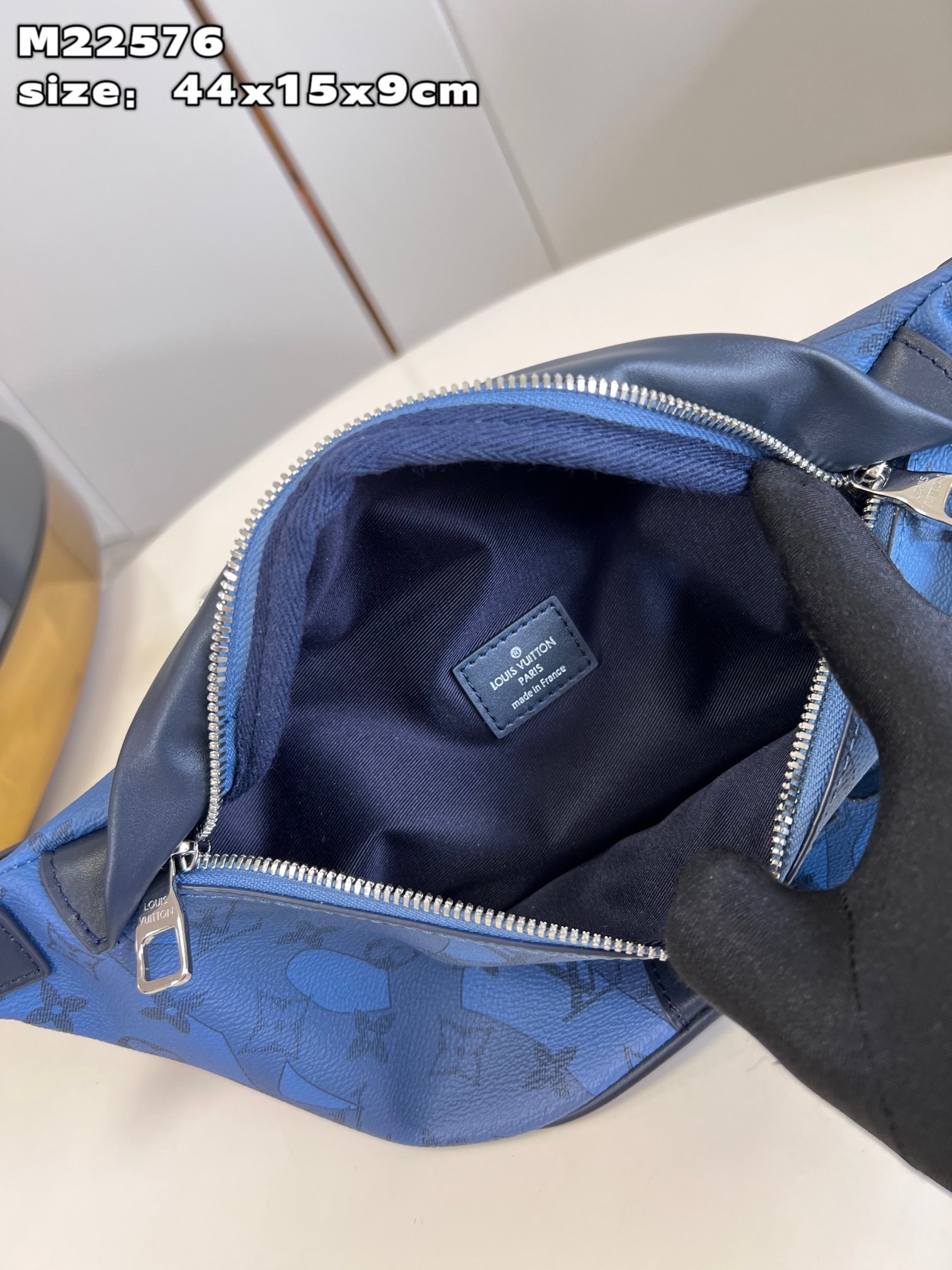 顶级原单M22576本款Discovery腰包取材MonogramAquagarden帆布仿佛由冰冷海底