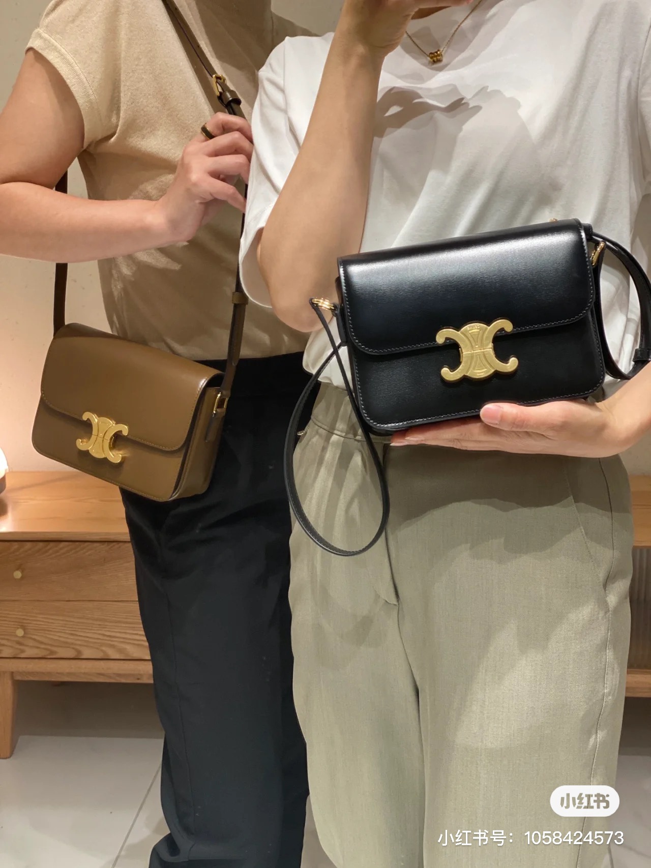 Celine If I get it this time, the gold size is 18cm teen. Its such a classic model. It doesnt need any introduction. Today is just a bonus.