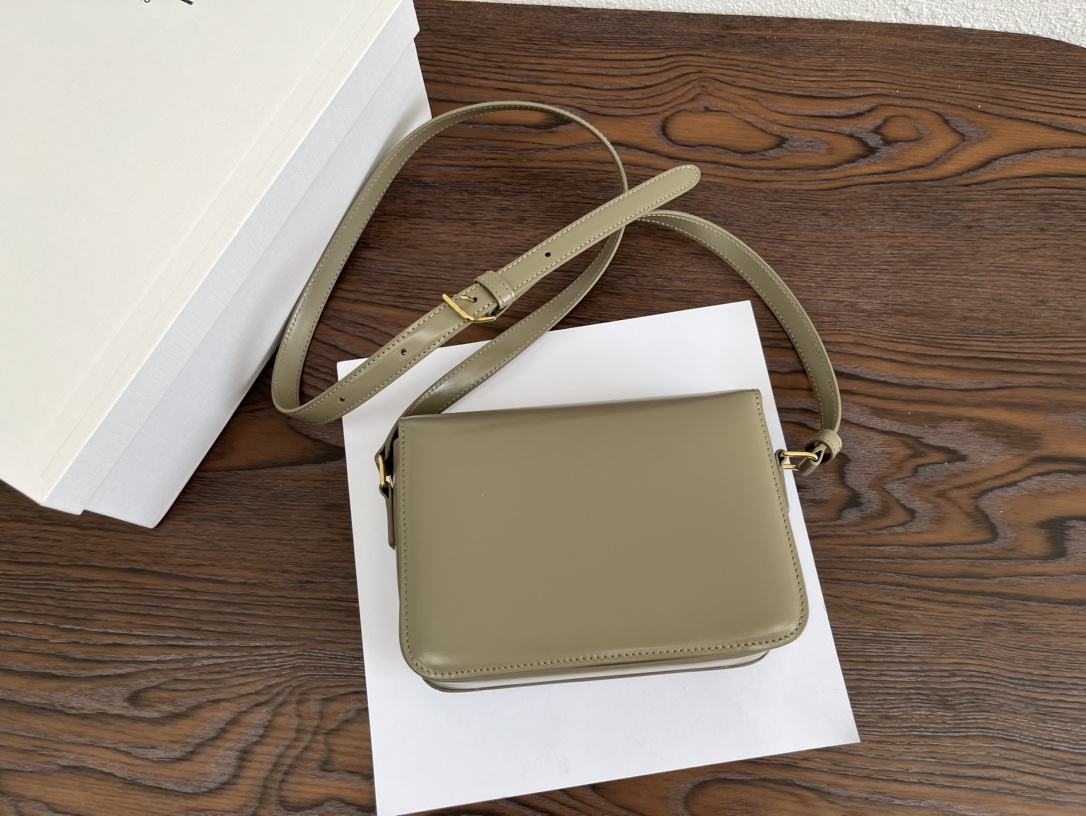Actual shot of the new Arc de Triomphe Box series stone gray! Celines classic tofu buns are simple and versatile.