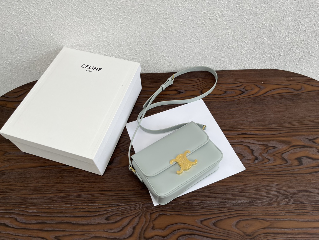 Light blue real shot! With an innate sense of nobility, it has always focused on simplicity. Celines new Arc de Triomphe Box series TRIOMHE
