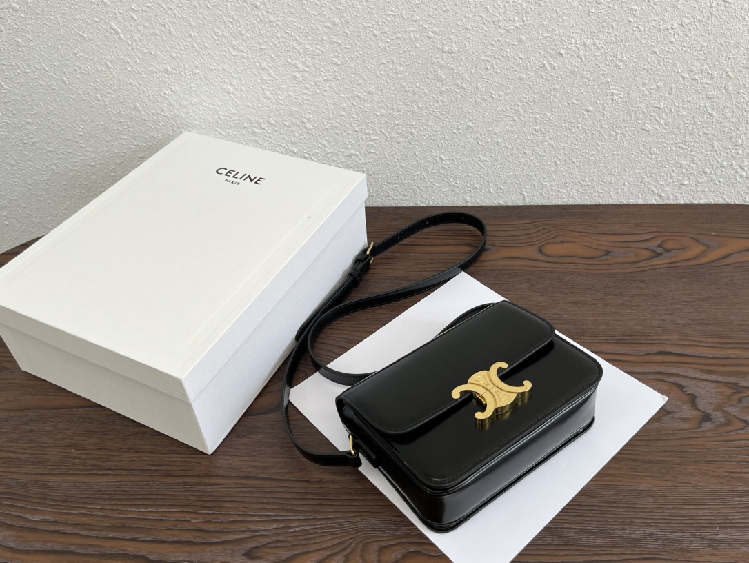 Celine Black real shot! The new Arc de Triomphe Box series TRIOMHE versatile classic color box leather with gold buckle is calm, noble and retro.