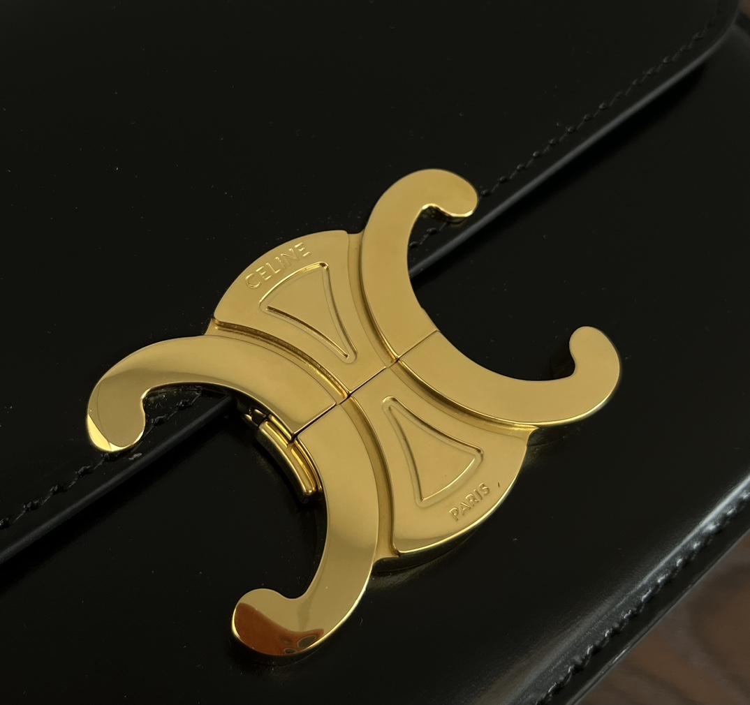 Celine The steel hardware on the bag is electroplated with real gold effect, the gloss is extraordinary, the lettering is clear, and the fonts ar