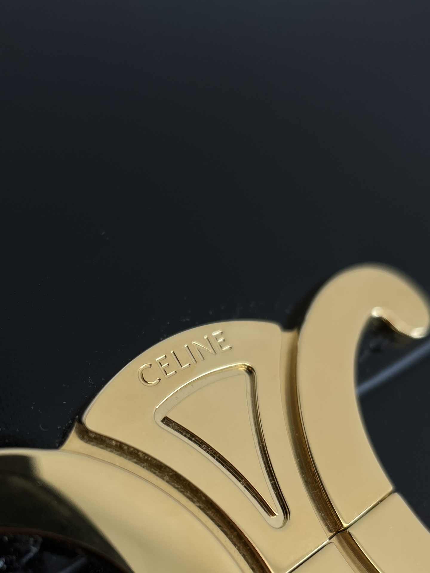 Celine The steel hardware on the bag is electroplated with real gold effect, the gloss is extraordinary, the lettering is clear, and the fonts ar
