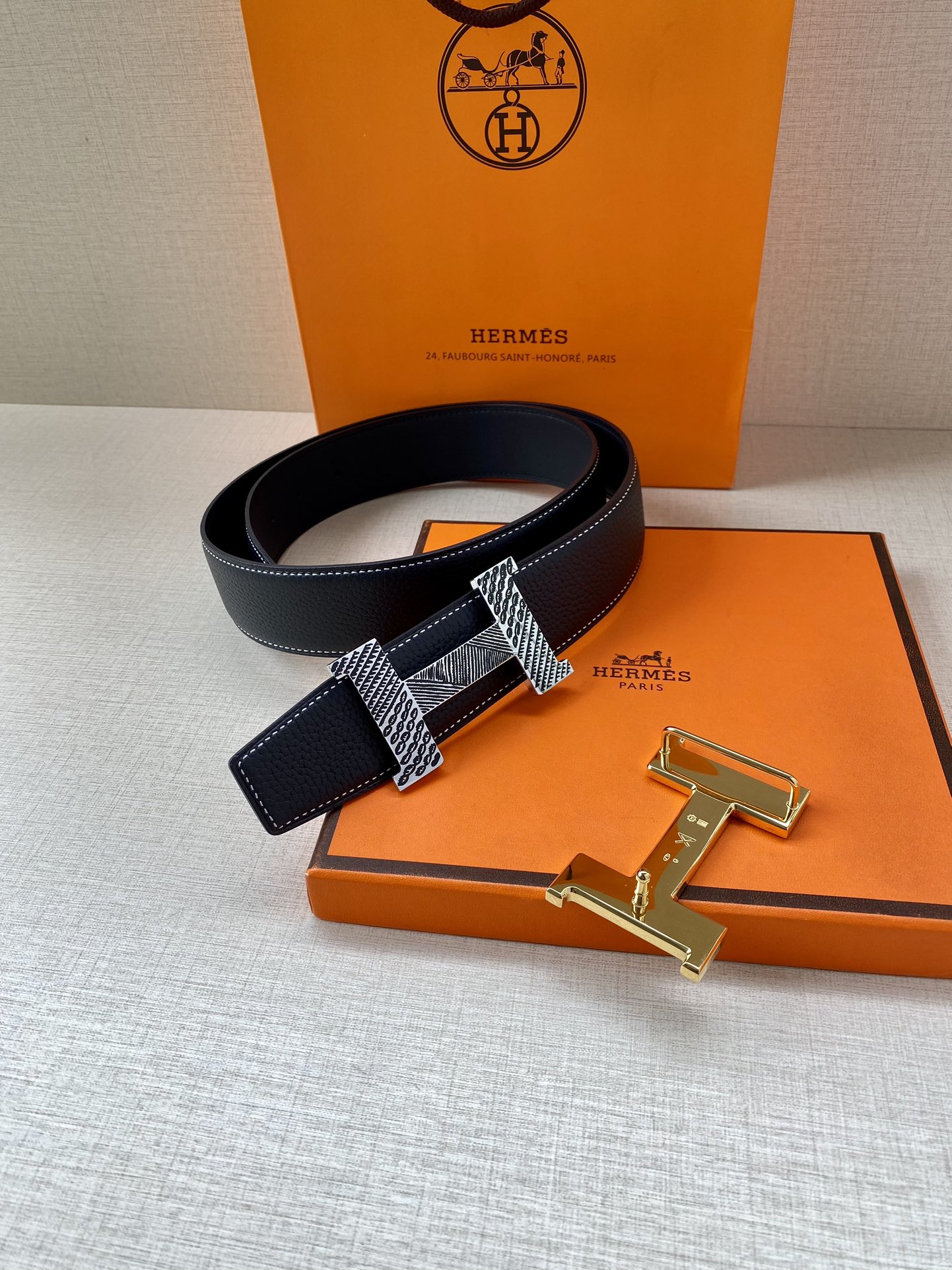 爱马仕Hermes官网同步采用Box