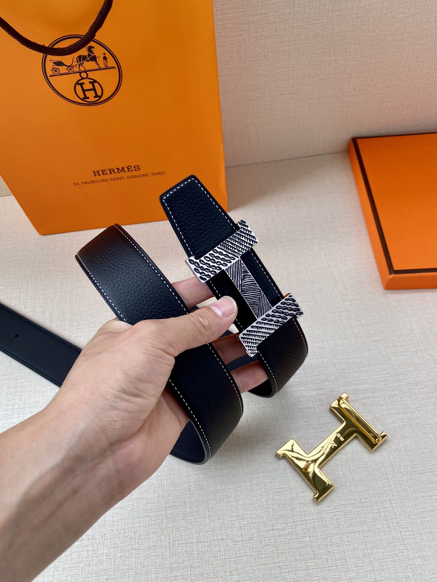 爱马仕Hermes官网同步采用Box